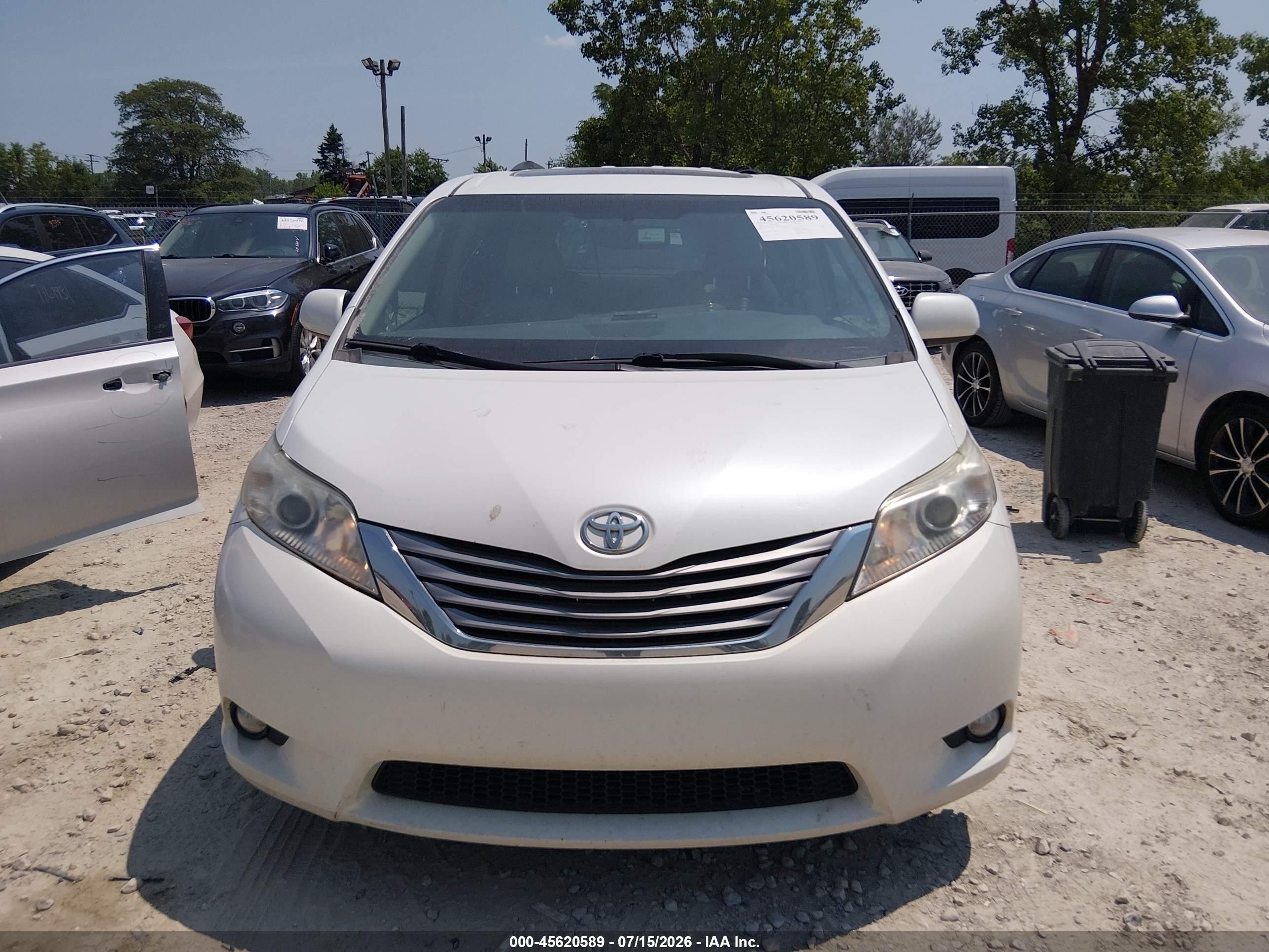 2015 Toyota Sienna Xle 8 Passenger Silver vin: 5TDYK3DC0FS563350