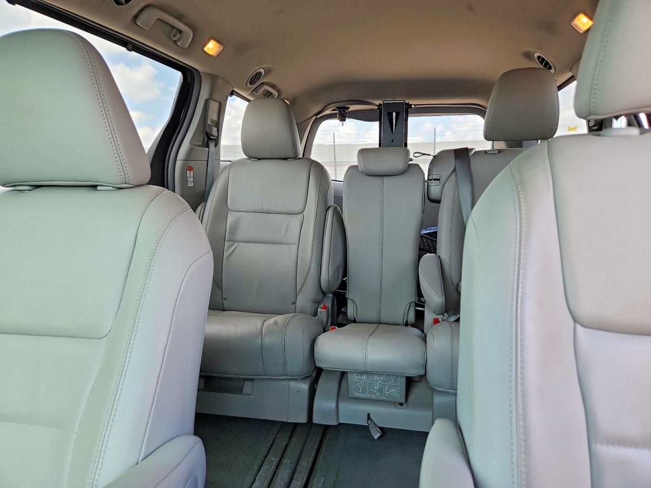 2015 Toyota Sienna Xle 8-passenger Gray vin: 5TDYK3DC0FS608321