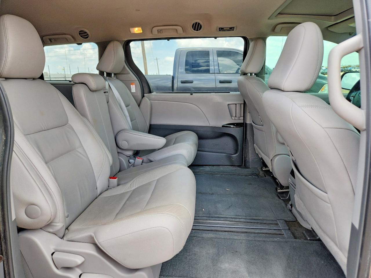 2015 Toyota Sienna Xle 8-passenger Gray vin: 5TDYK3DC0FS608321