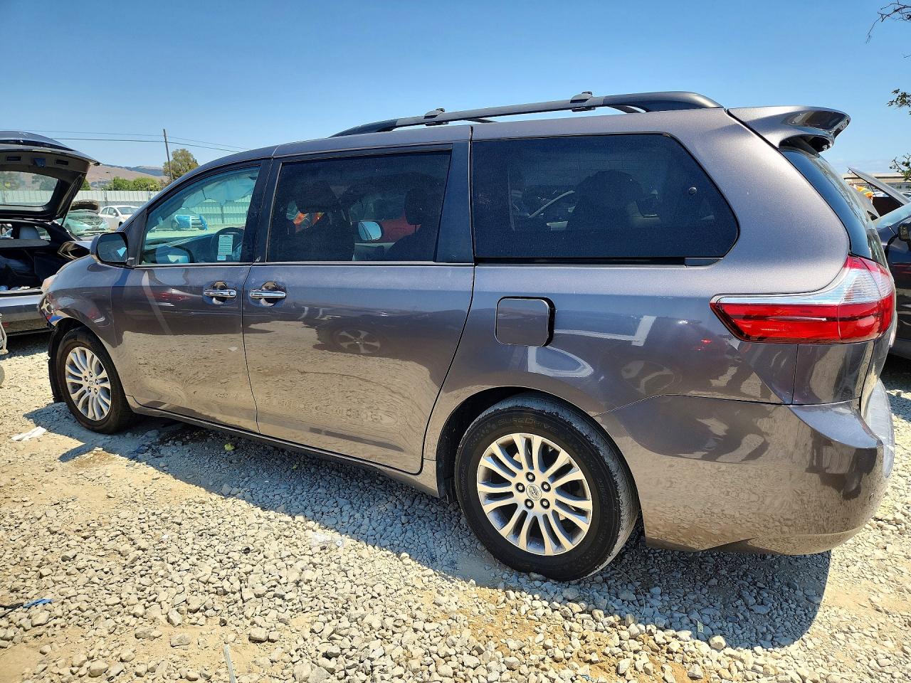 2015 Toyota Sienna Xle 8-passenger Charcoal vin: 5TDYK3DC0FS608951