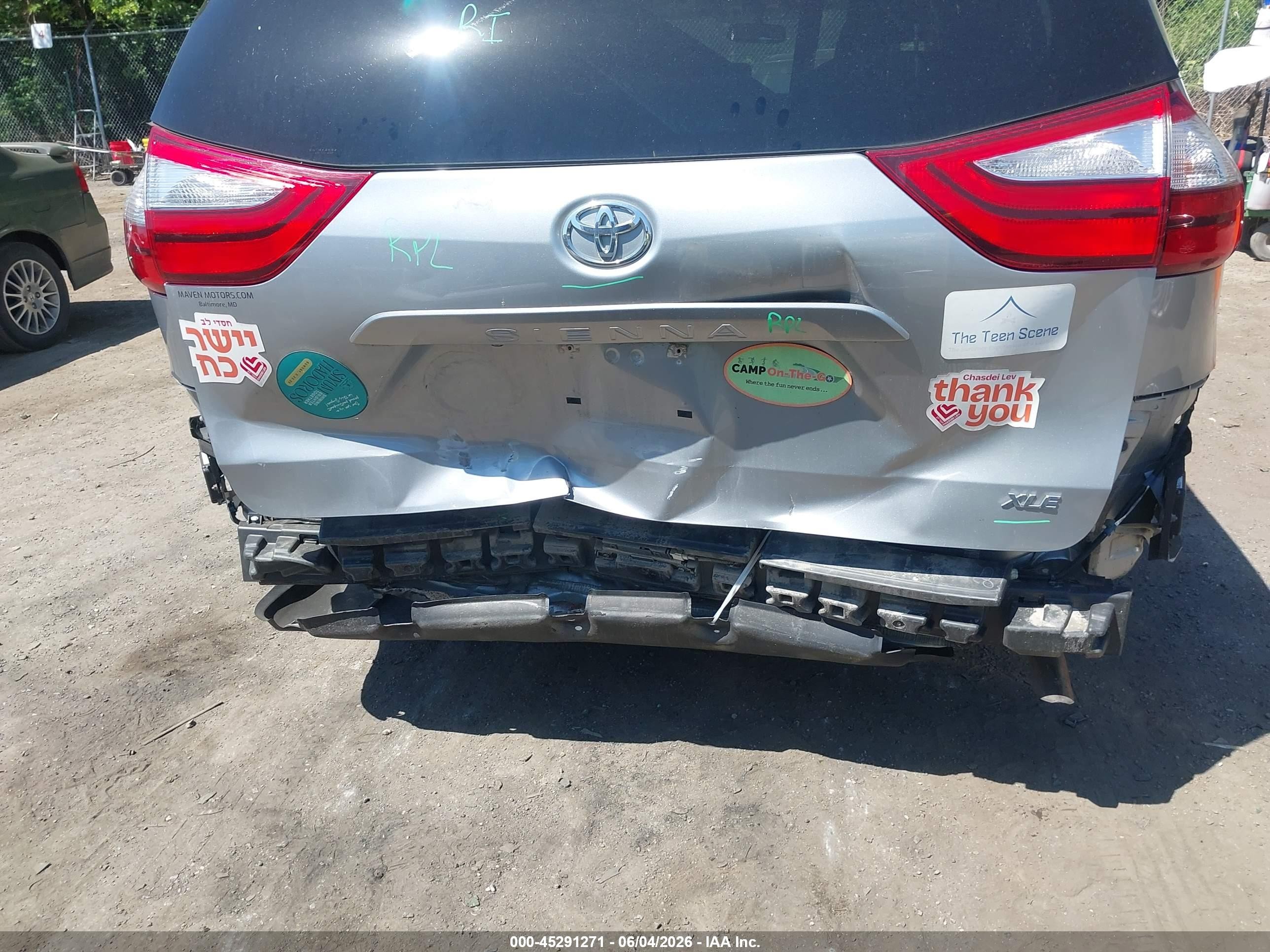 2015 Toyota Sienna Xle 8 Passenger Silver vin: 5TDYK3DC0FS611865
