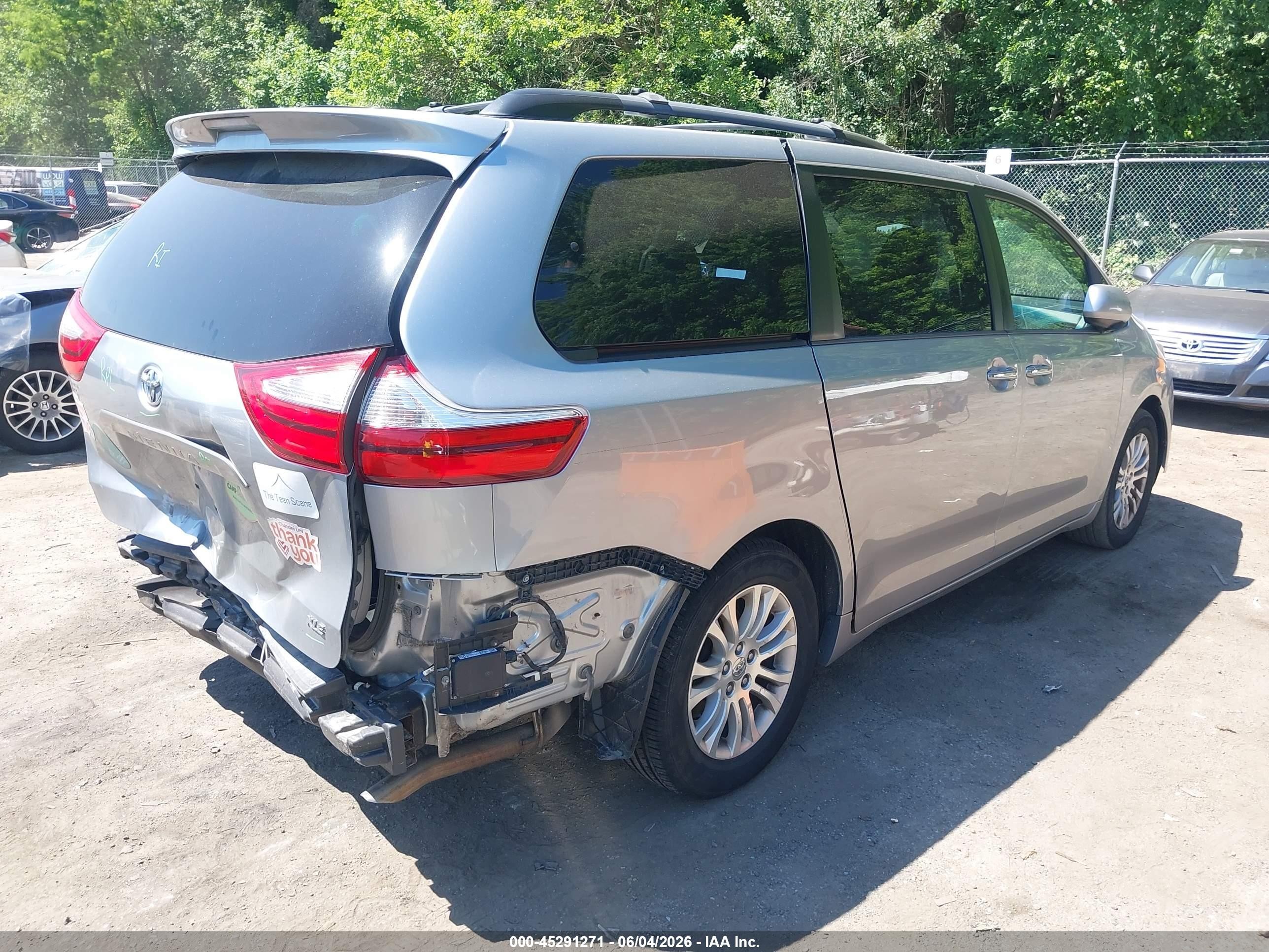 2015 Toyota Sienna Xle 8 Passenger Silver vin: 5TDYK3DC0FS611865