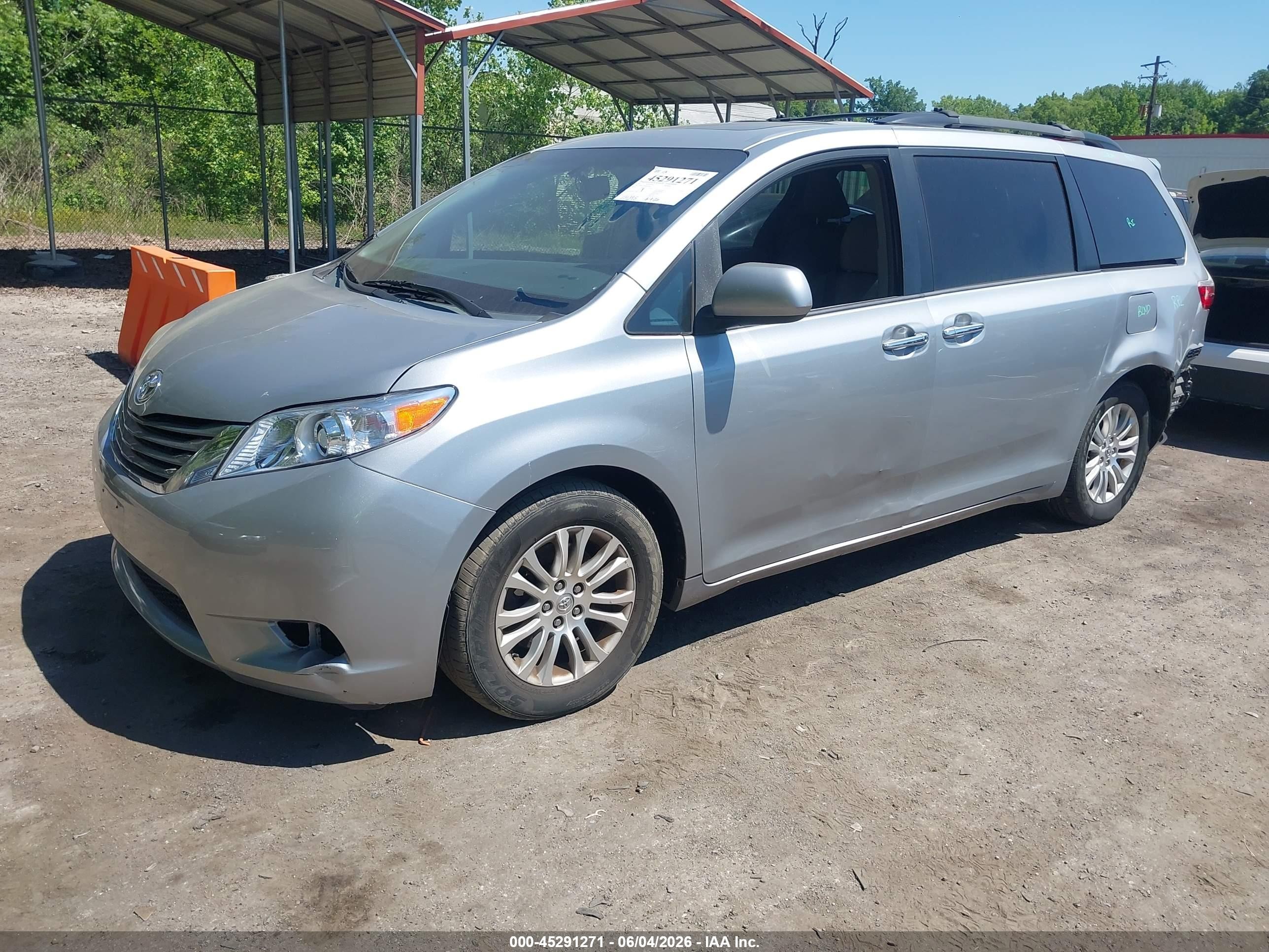2015 Toyota Sienna Xle 8 Passenger Silver vin: 5TDYK3DC0FS611865