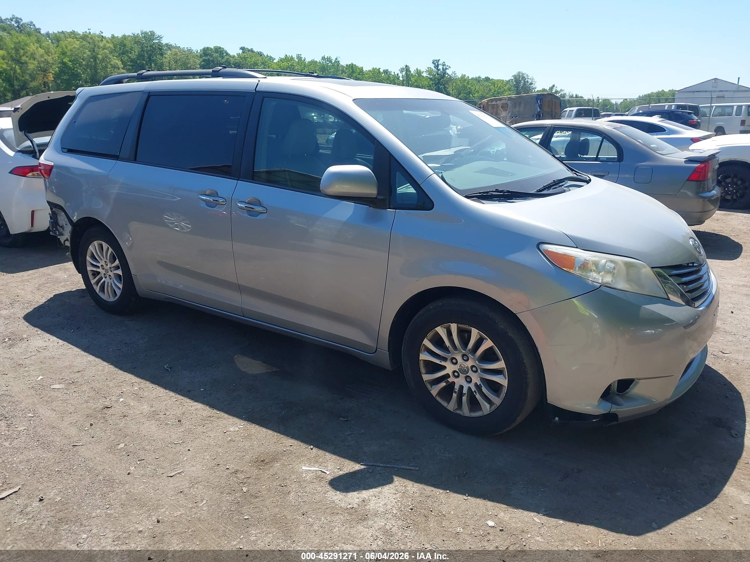2015 Toyota Sienna Xle 8 Passenger Silver vin: 5TDYK3DC0FS611865
