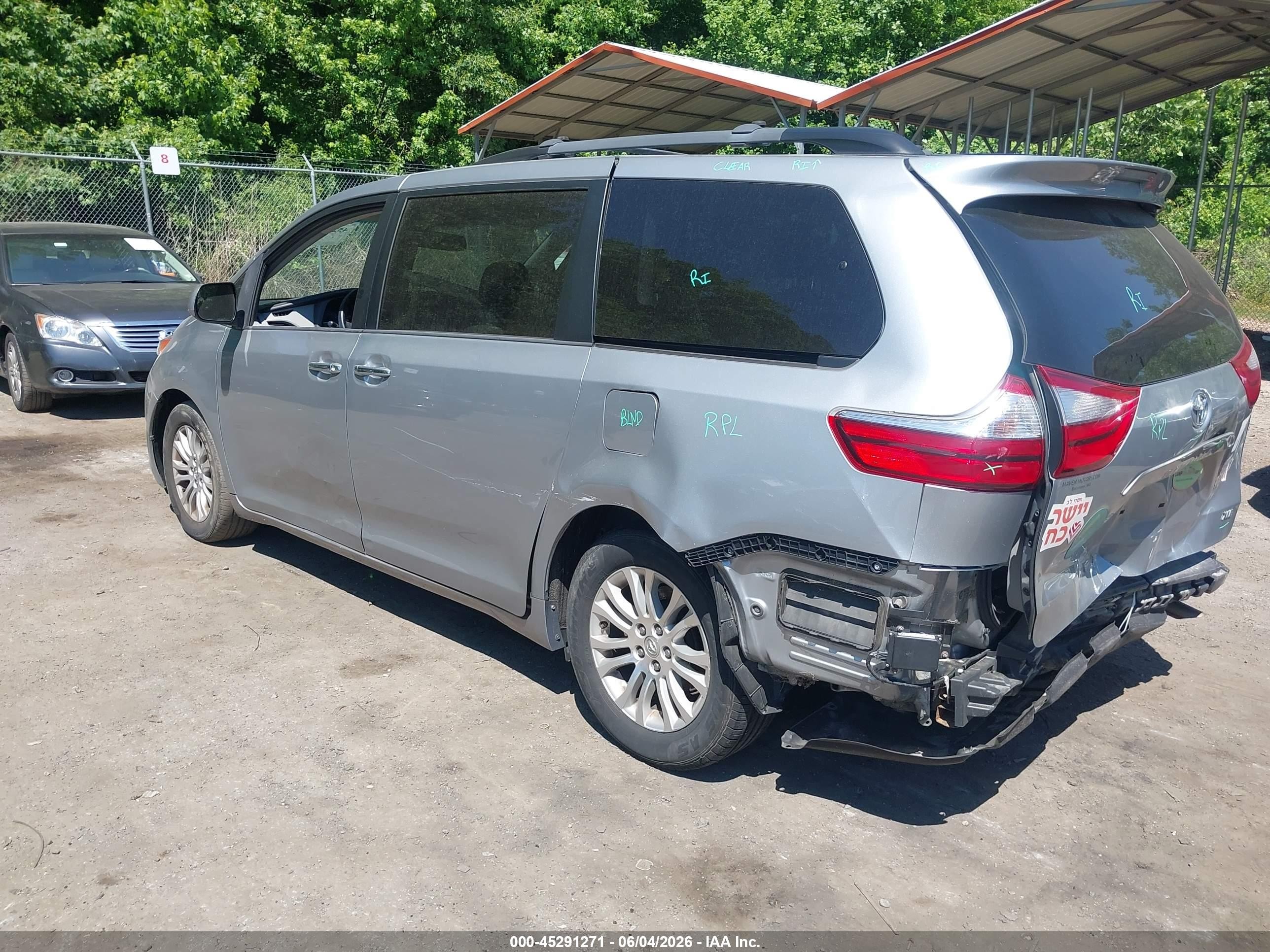 2015 Toyota Sienna Xle 8 Passenger Silver vin: 5TDYK3DC0FS611865