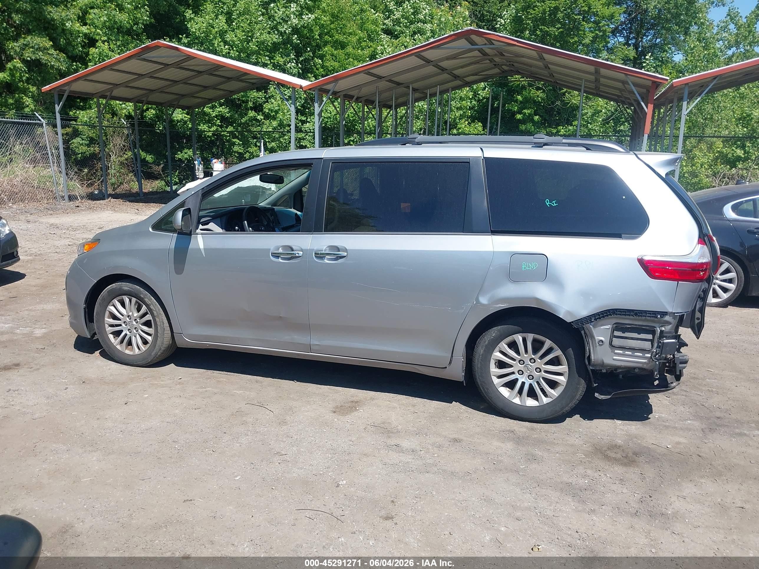 2015 Toyota Sienna Xle 8 Passenger Silver vin: 5TDYK3DC0FS611865