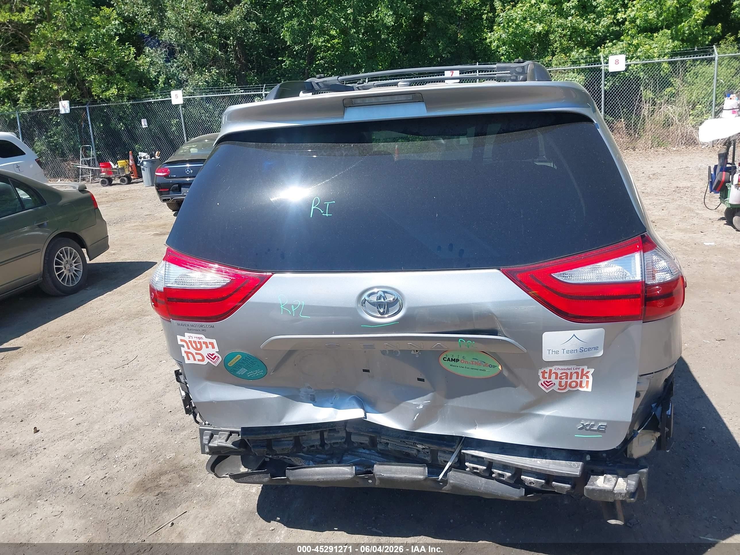 2015 Toyota Sienna Xle 8 Passenger Silver vin: 5TDYK3DC0FS611865