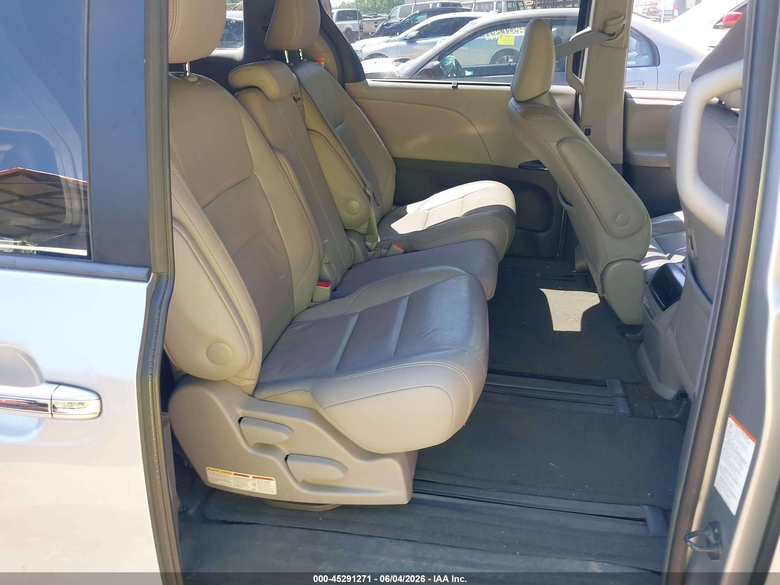 2015 Toyota Sienna Xle 8 Passenger Silver vin: 5TDYK3DC0FS611865