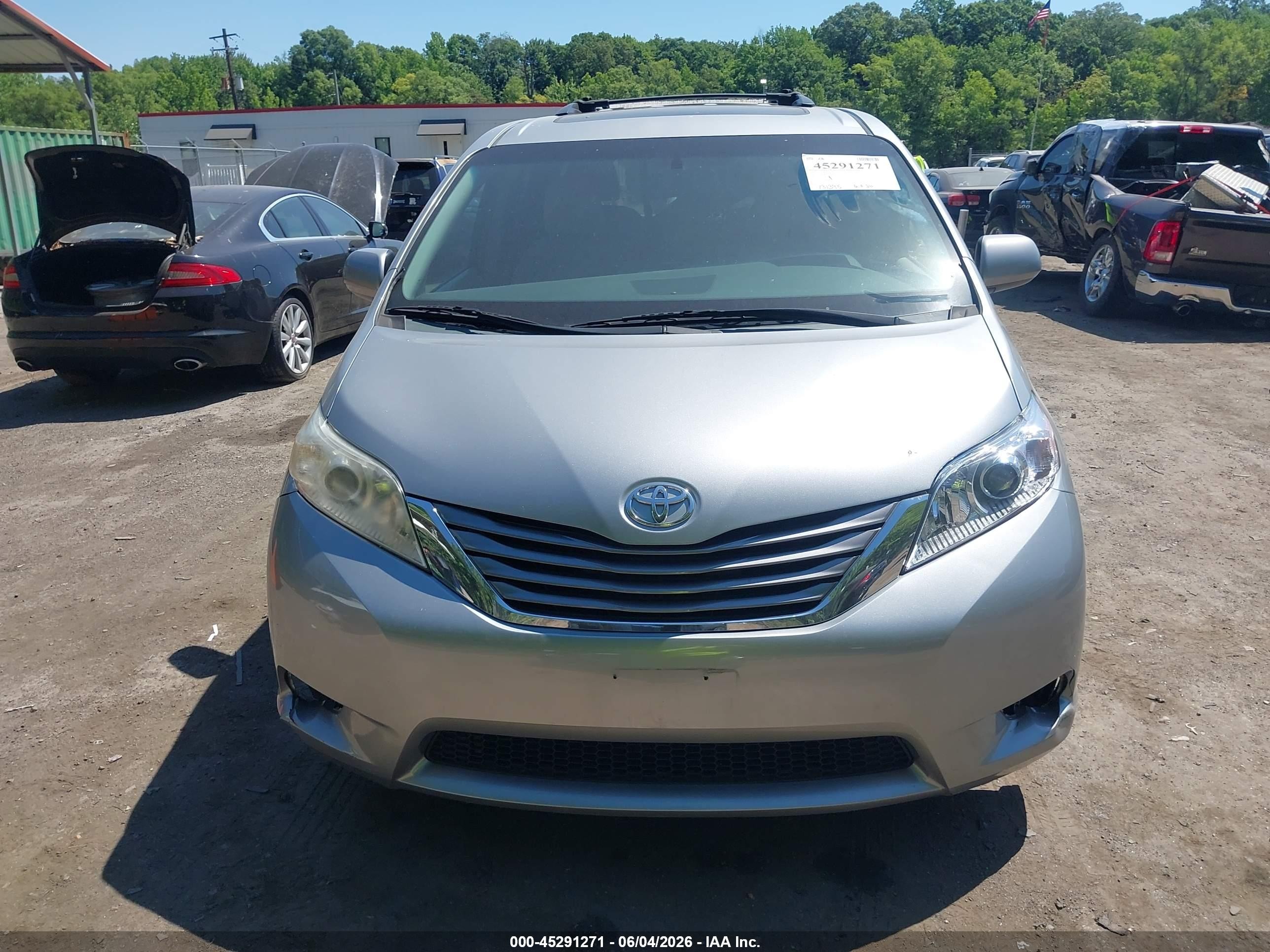 2015 Toyota Sienna Xle 8 Passenger Silver vin: 5TDYK3DC0FS611865