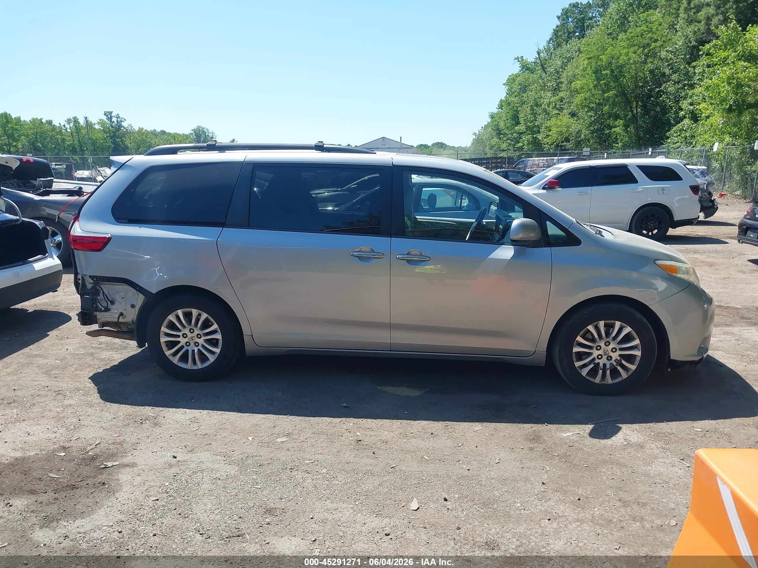 2015 Toyota Sienna Xle 8 Passenger Silver vin: 5TDYK3DC0FS611865