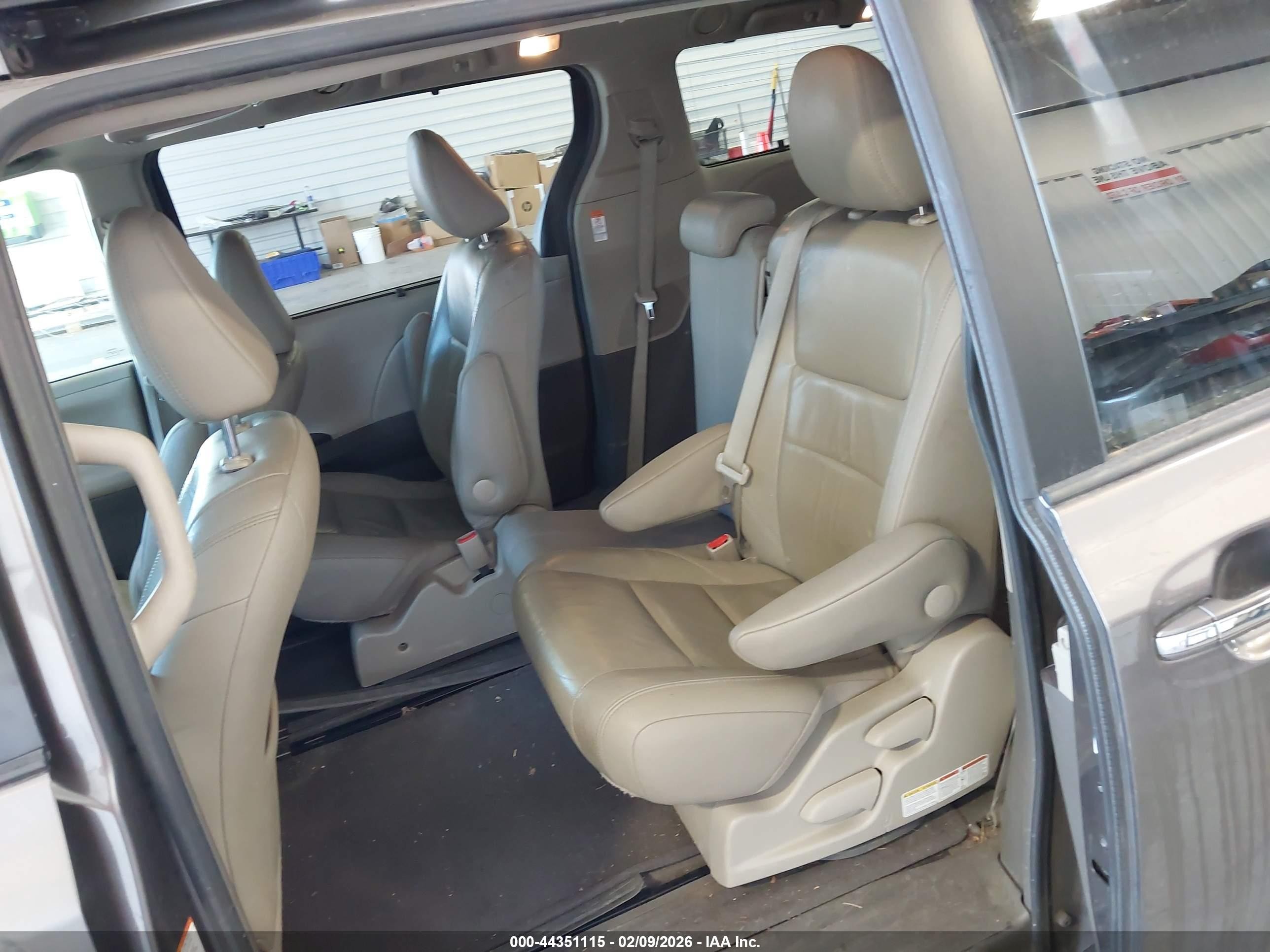 2015 Toyota Sienna Xle 8 Passenger Серый vin: 5TDYK3DC0FS620825