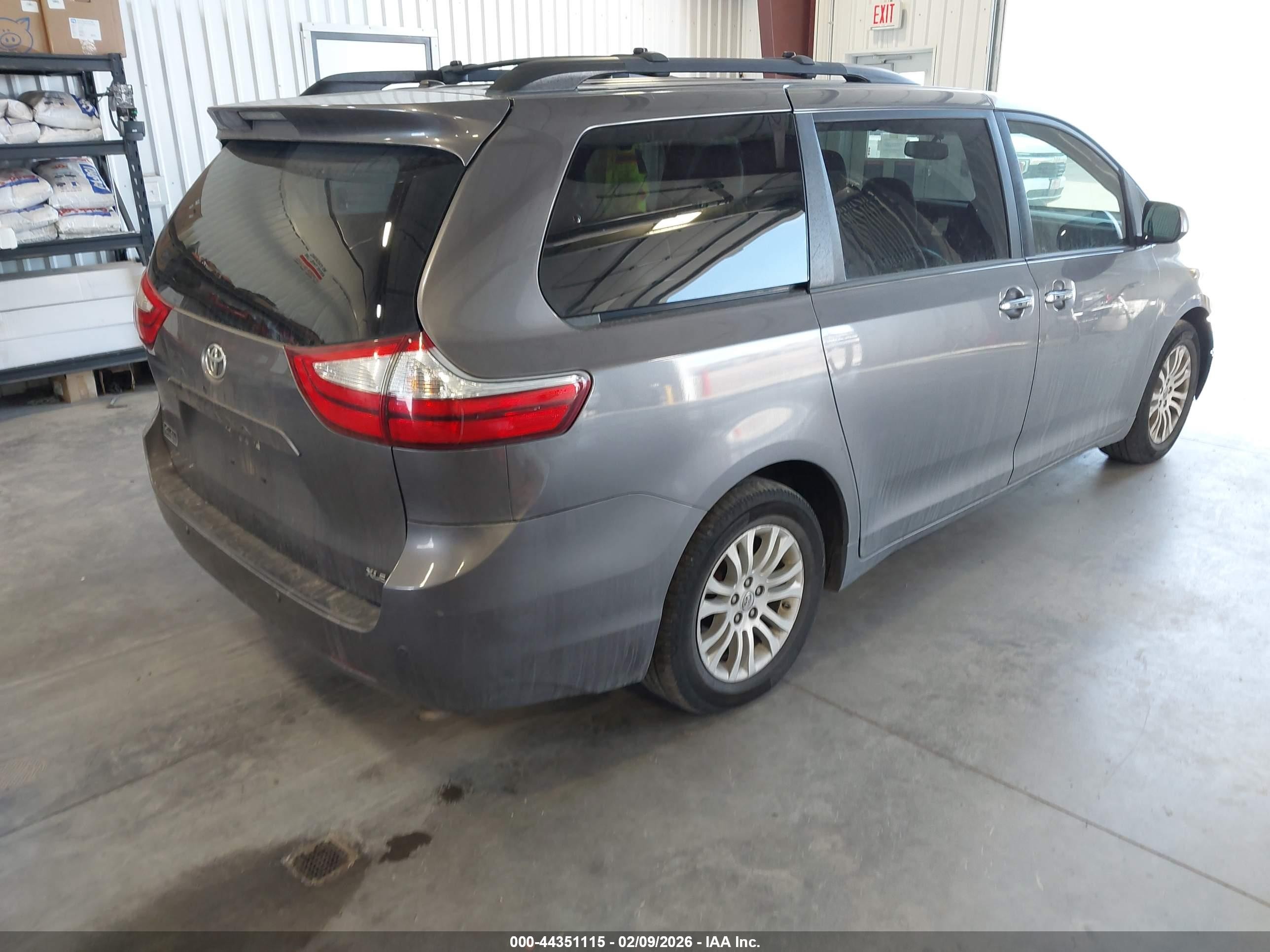 2015 Toyota Sienna Xle 8 Passenger Серый vin: 5TDYK3DC0FS620825