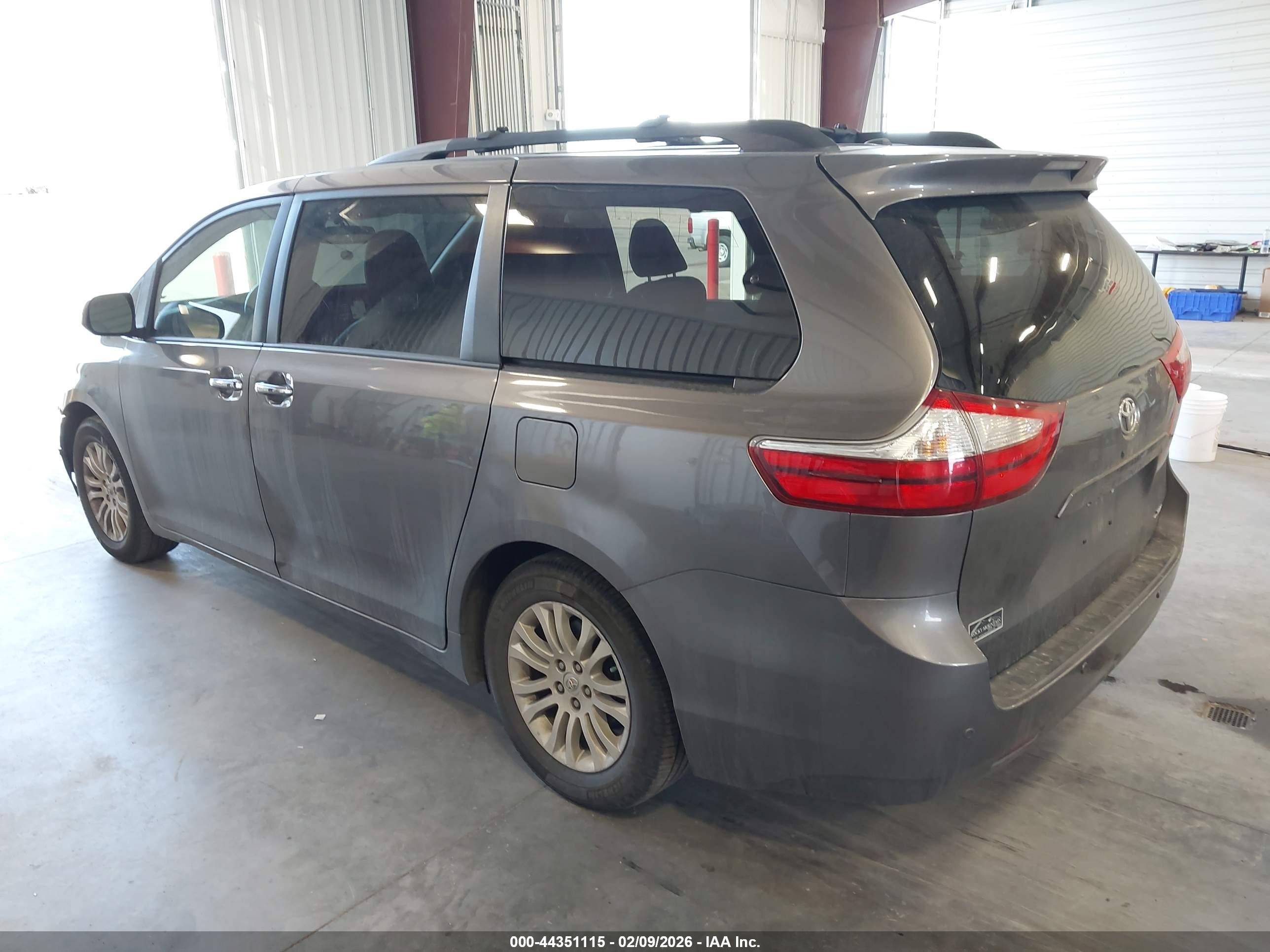 2015 Toyota Sienna Xle 8 Passenger Серый vin: 5TDYK3DC0FS620825