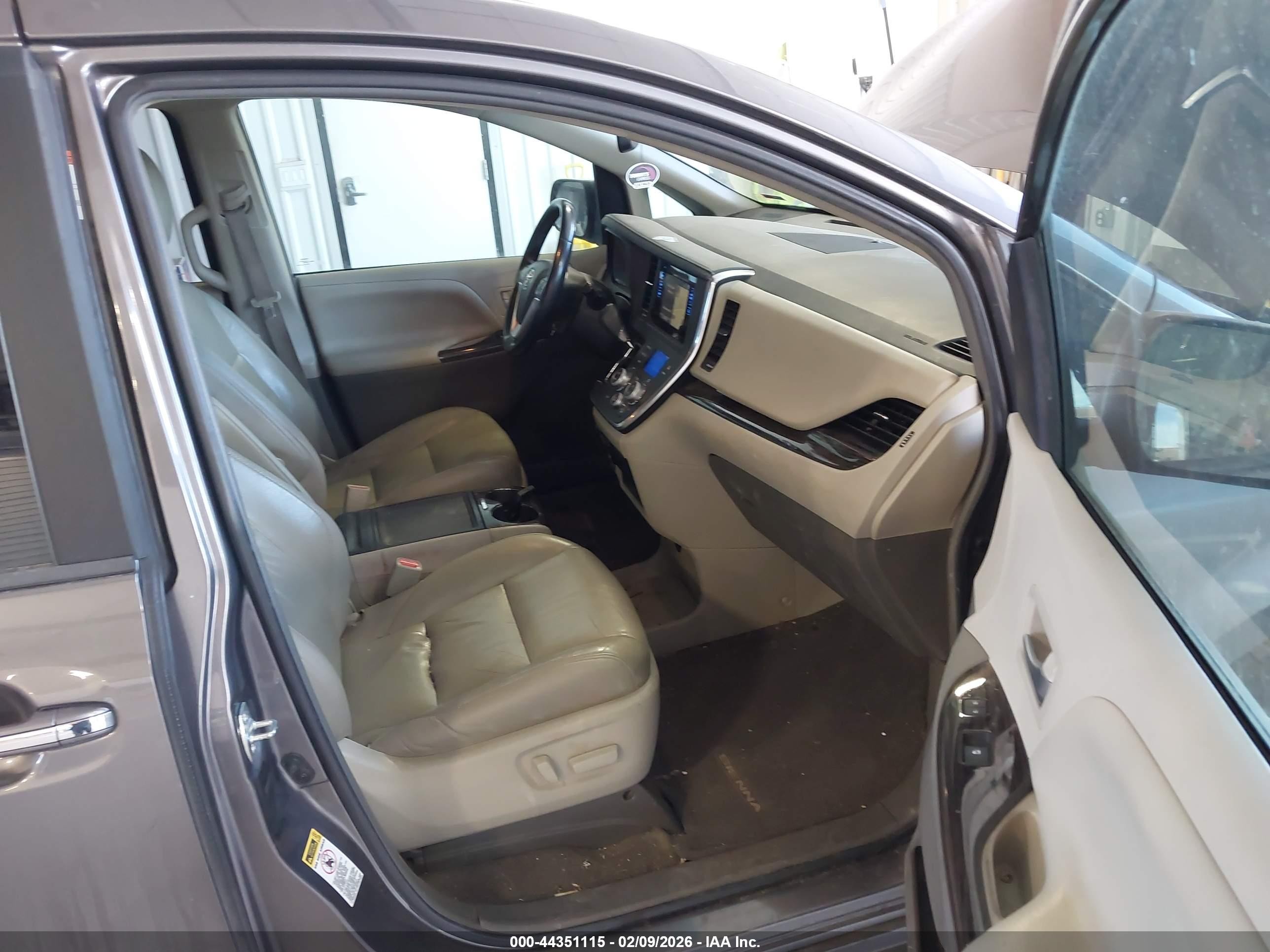 2015 Toyota Sienna Xle 8 Passenger Серый vin: 5TDYK3DC0FS620825