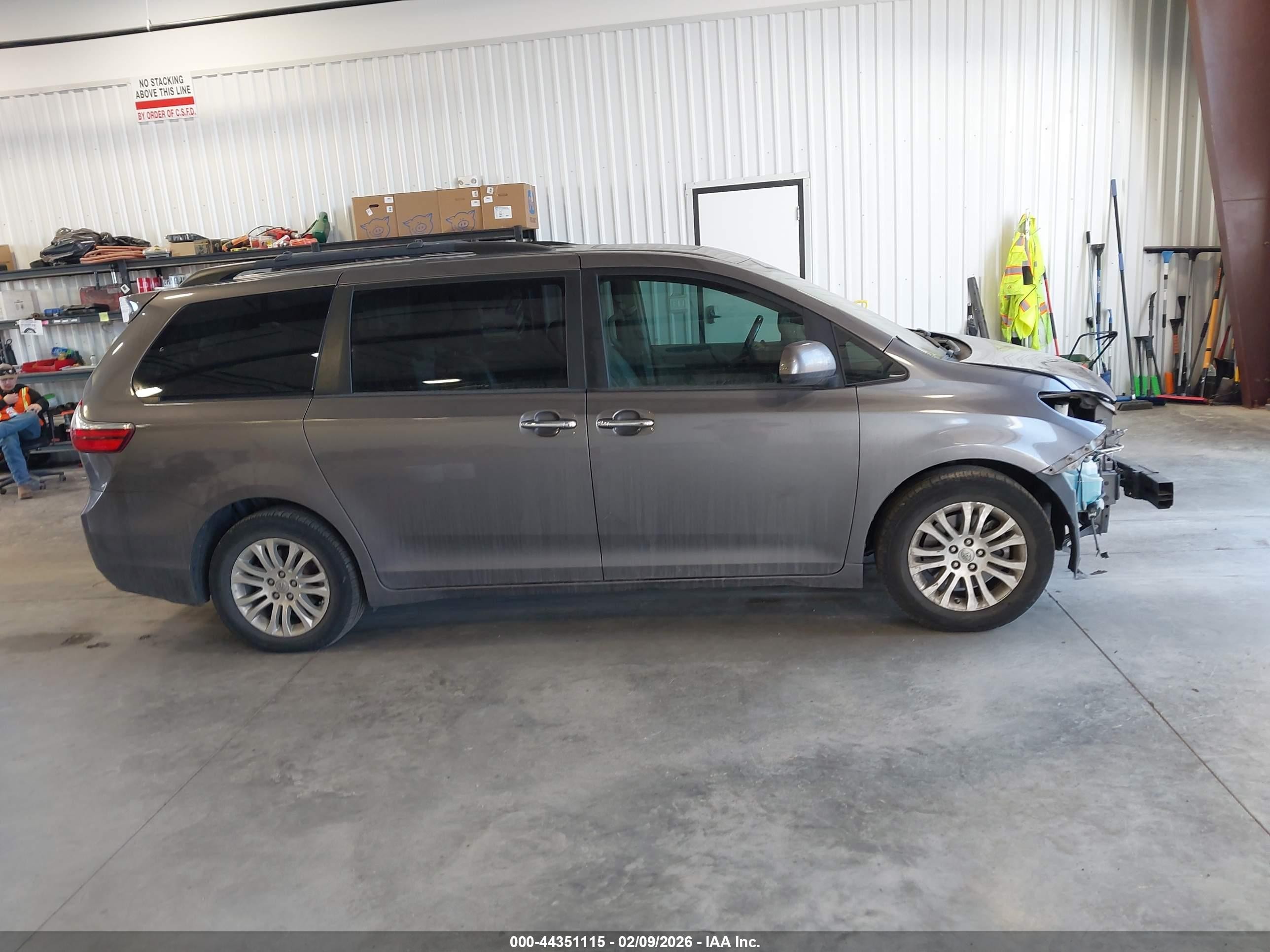 2015 Toyota Sienna Xle 8 Passenger Серый vin: 5TDYK3DC0FS620825