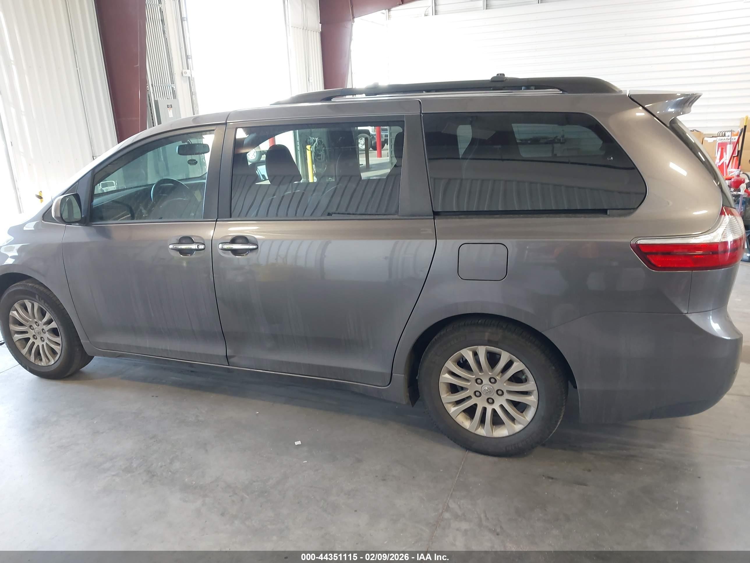 2015 Toyota Sienna Xle 8 Passenger Серый vin: 5TDYK3DC0FS620825