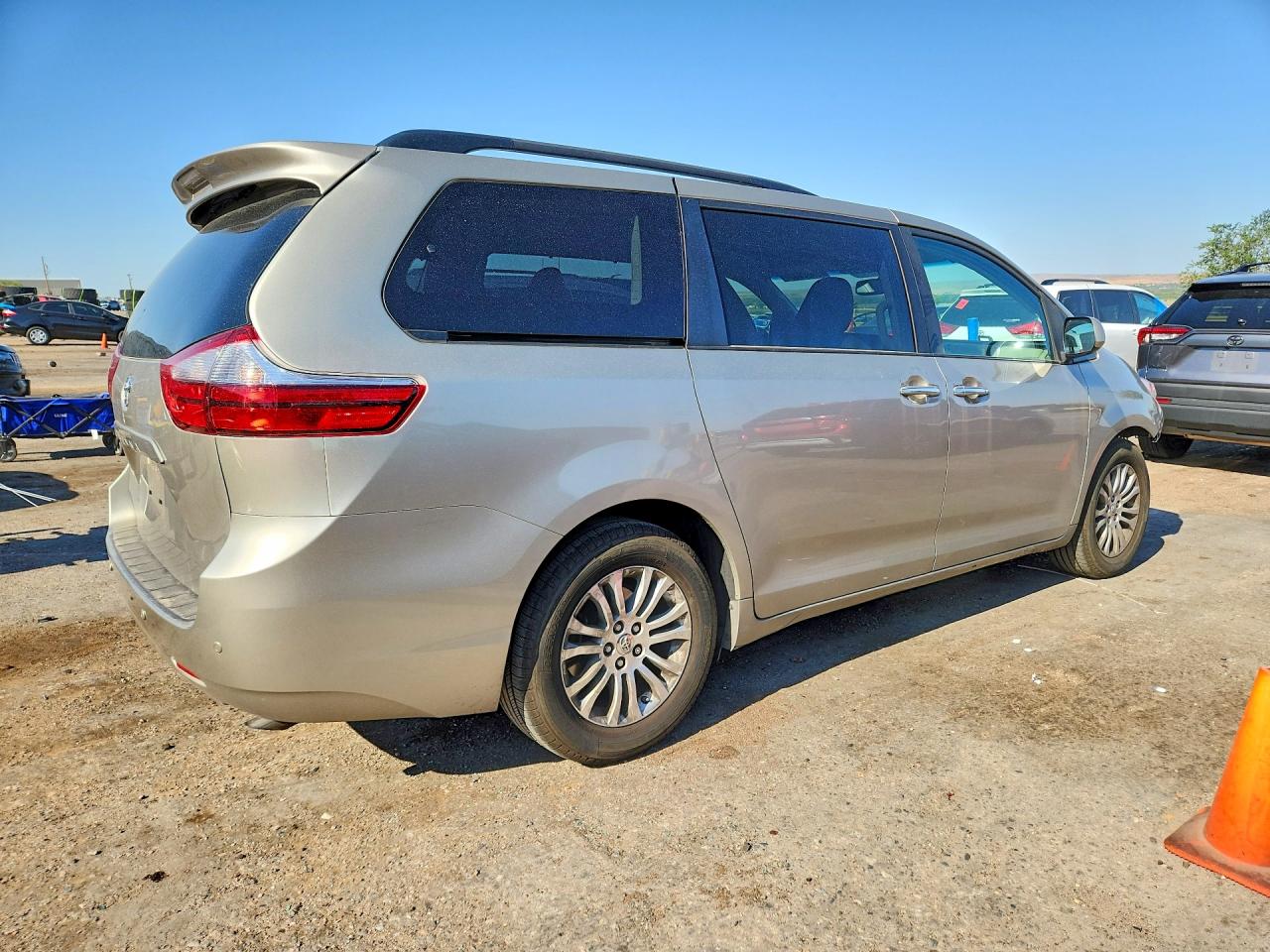 2015 Toyota Sienna Xle 8-passenger Gold vin: 5TDYK3DC0FS625703