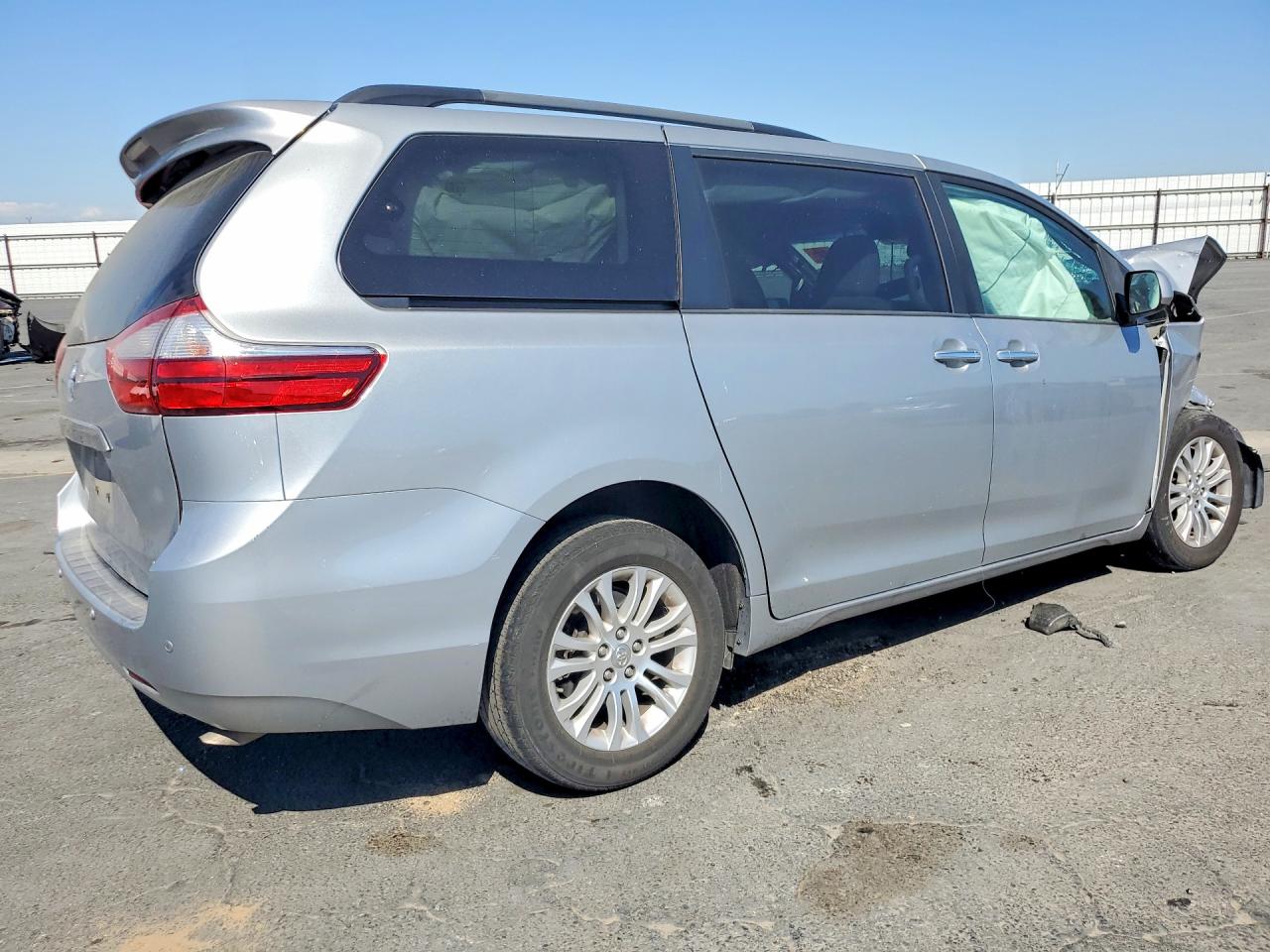 2015 Toyota Sienna Xle Premium 8-passenger Серебряный vin: 5TDYK3DC0FS627662