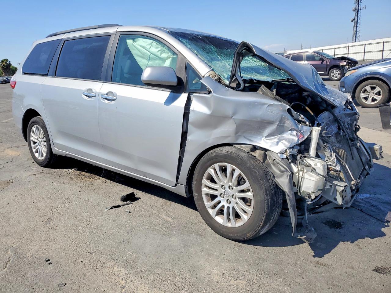 2015 Toyota Sienna Xle Premium 8-passenger Серебряный vin: 5TDYK3DC0FS627662
