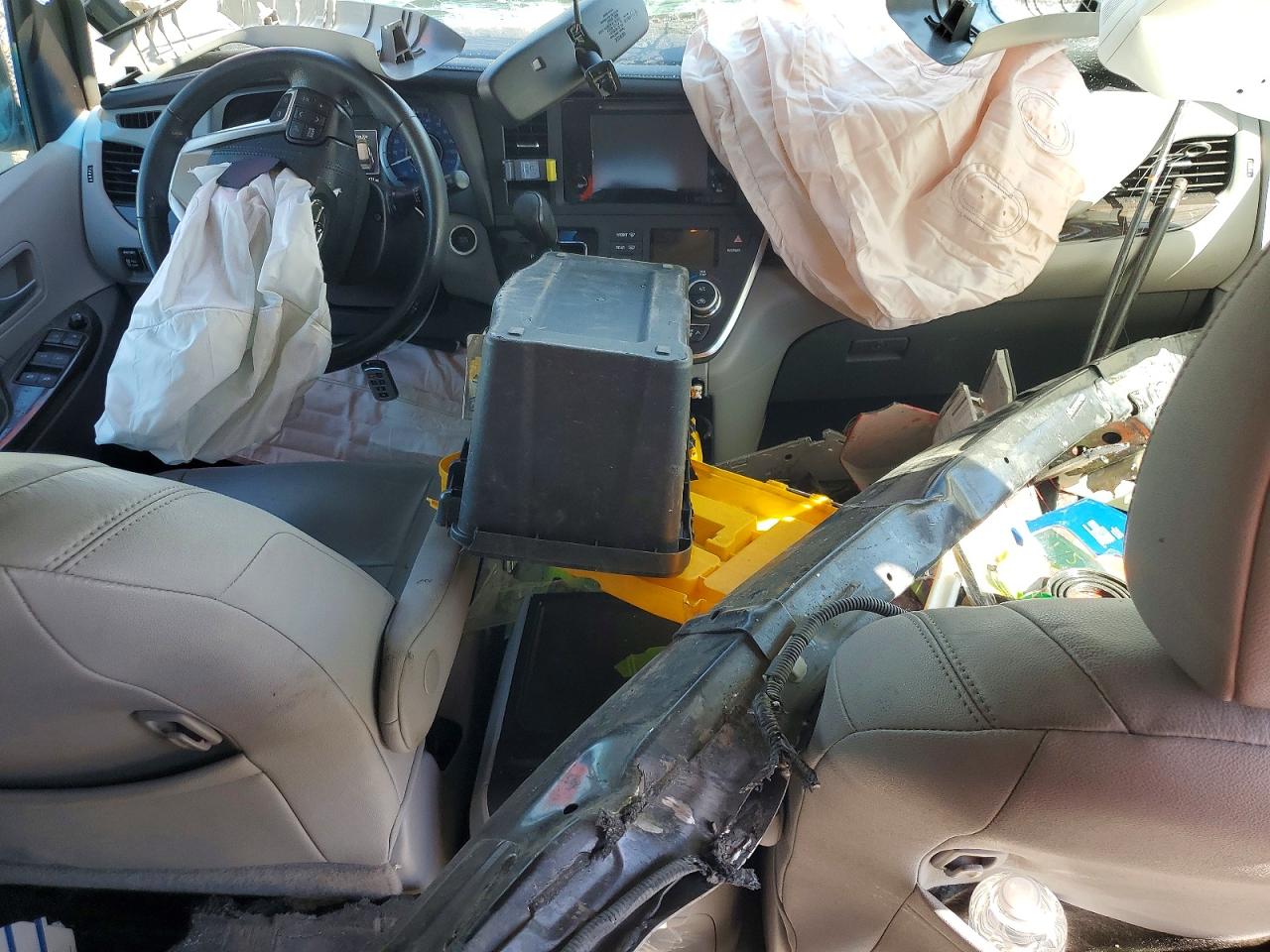 2015 Toyota Sienna Xle Premium 8-passenger Серебряный vin: 5TDYK3DC0FS627662