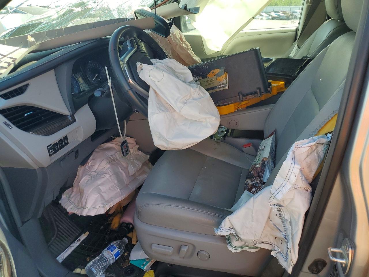 2015 Toyota Sienna Xle Premium 8-passenger Серебряный vin: 5TDYK3DC0FS627662