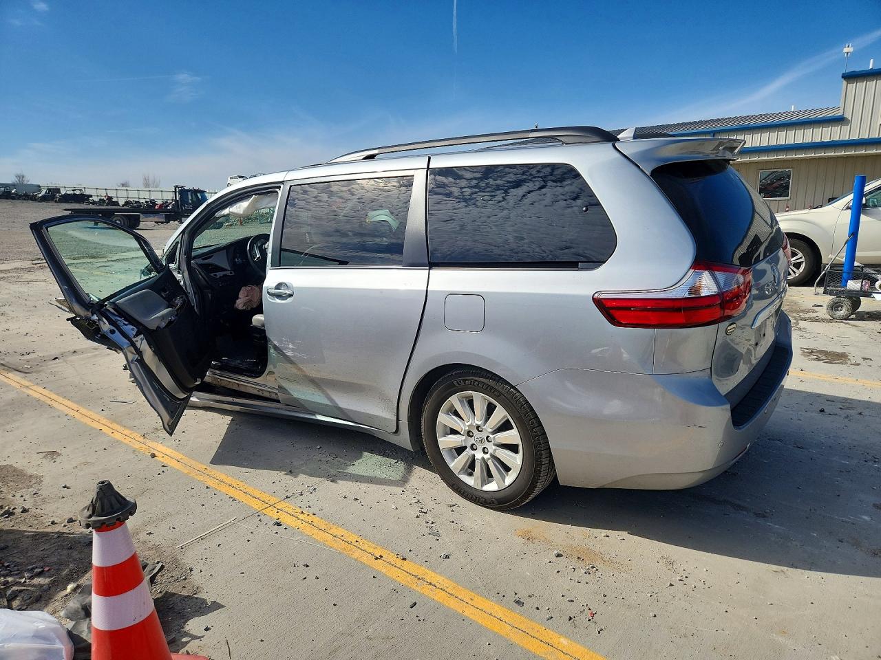 2015 Toyota Sienna Limited Premium 7-passenger Silver vin: 5TDYK3DC0FS633252