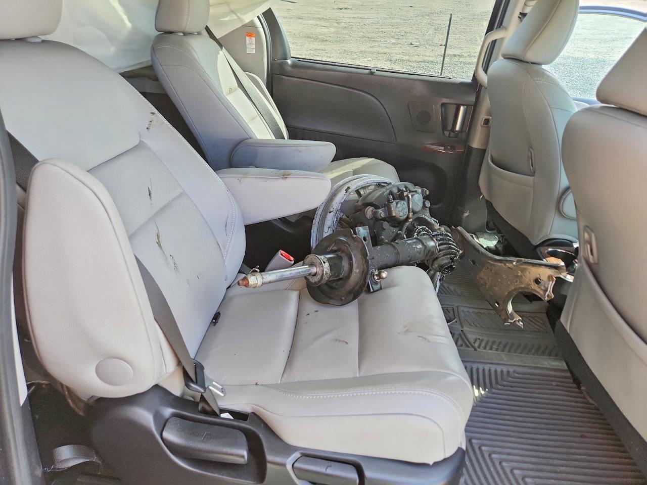 2015 Toyota Sienna Limited Premium 7-passenger Silver vin: 5TDYK3DC0FS633252