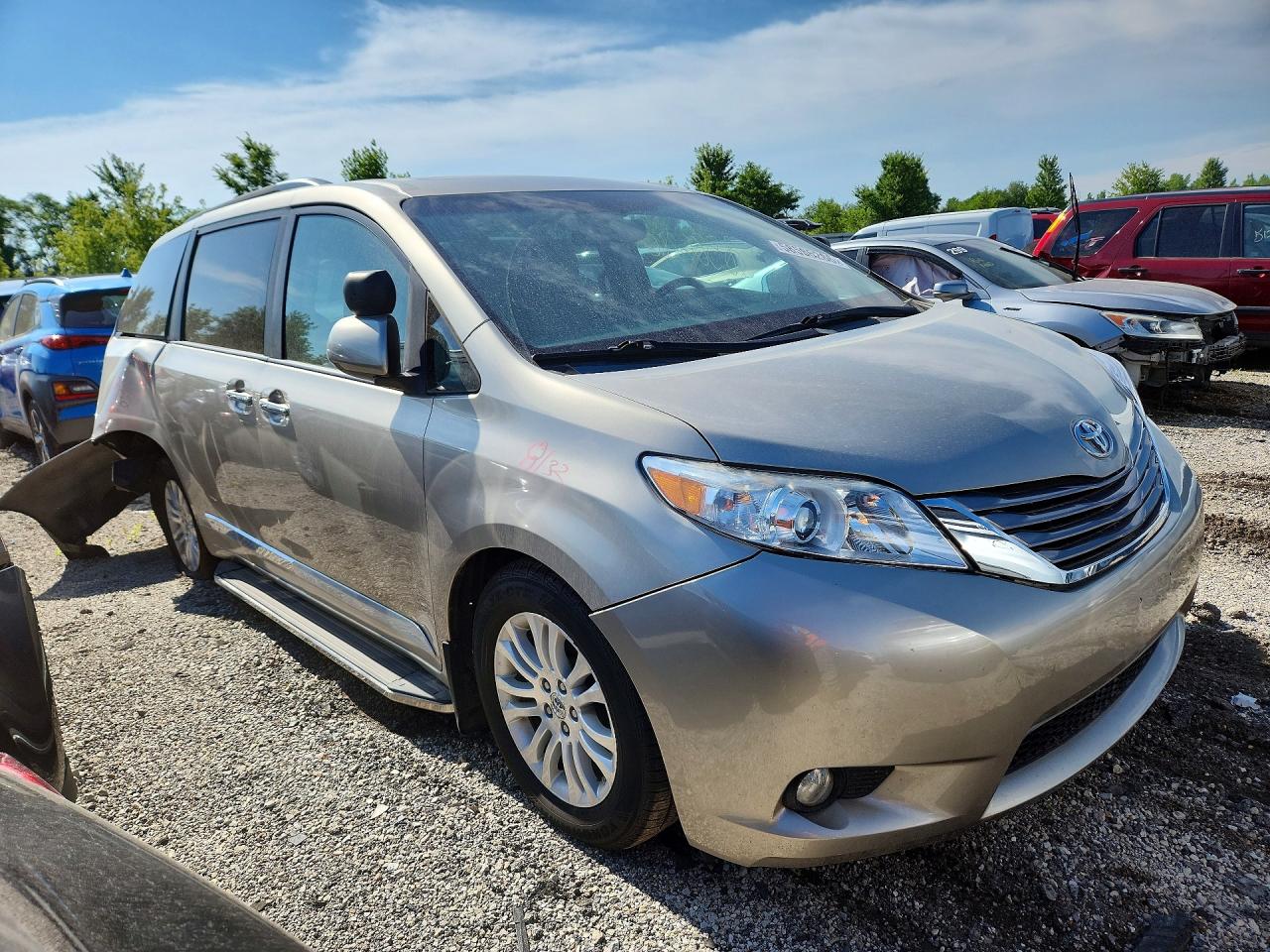 2015 Toyota Sienna Xle 8-passenger Beige vin: 5TDYK3DC0FS638032