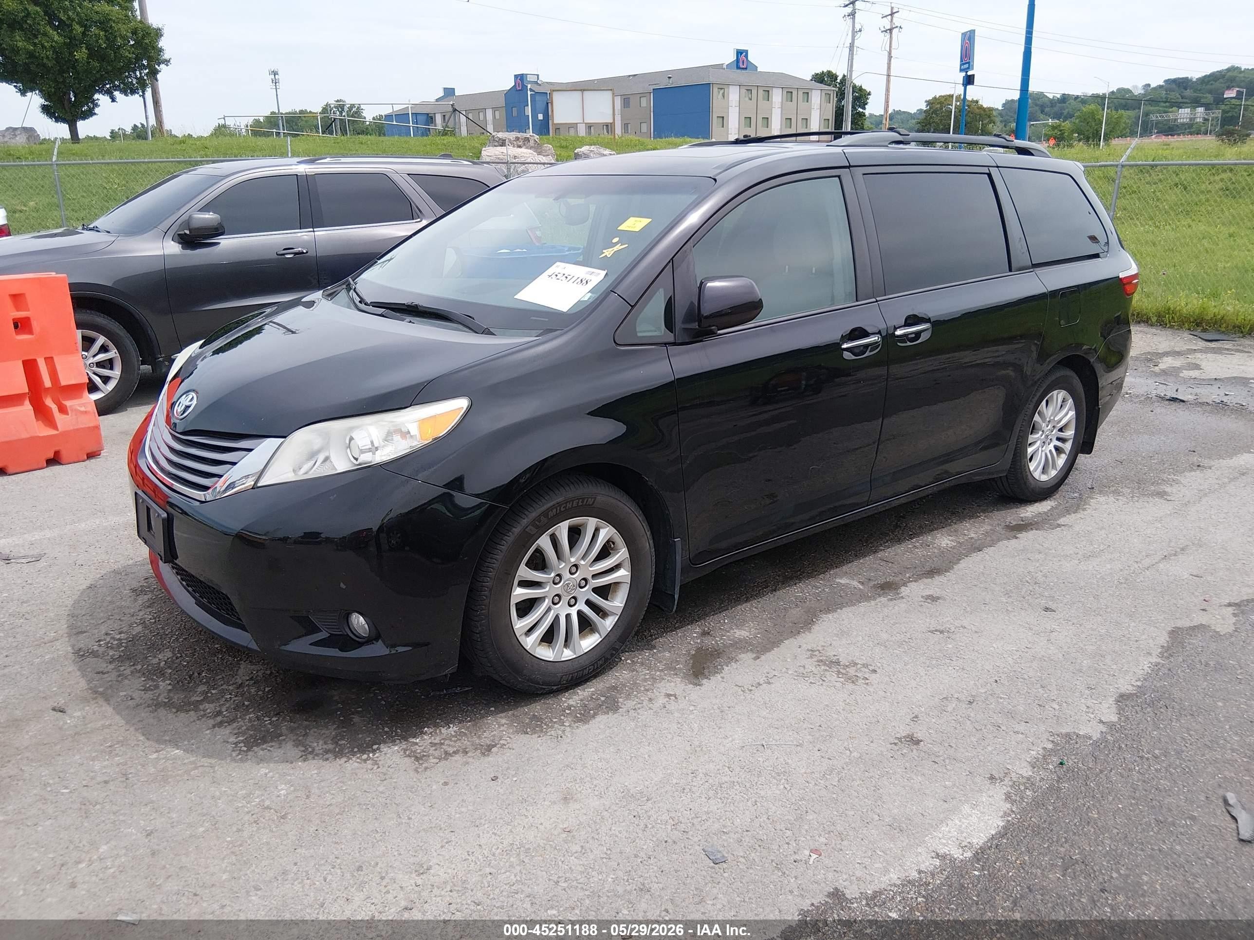 2015 Toyota Sienna Xle 7 Passenger Black vin: 5TDYK3DC0FS652836
