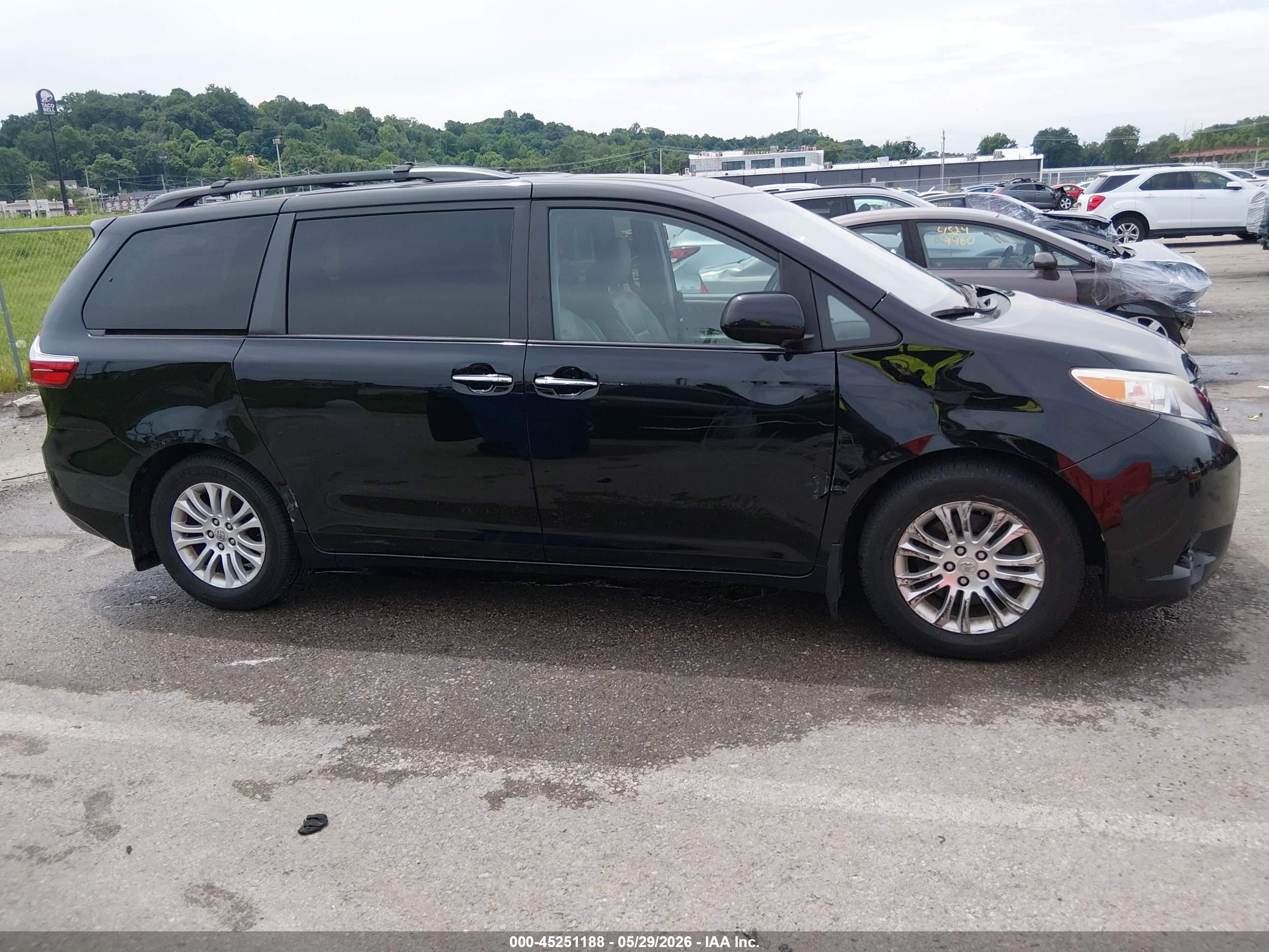2015 Toyota Sienna Xle 7 Passenger Black vin: 5TDYK3DC0FS652836