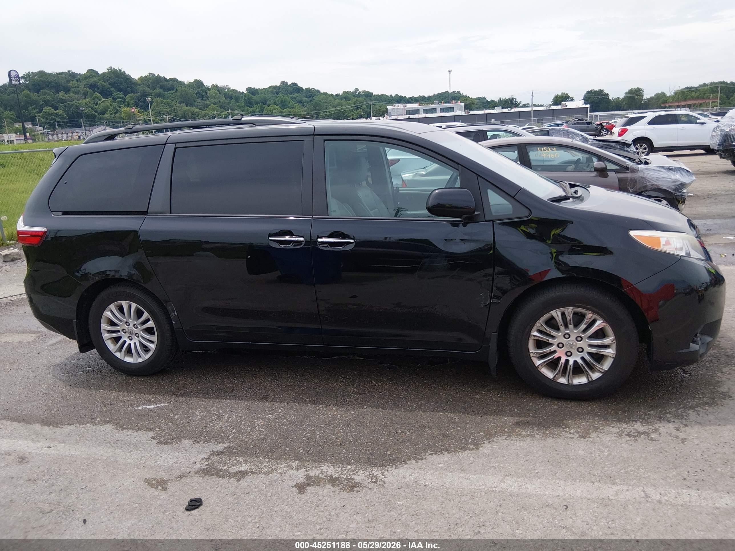2015 Toyota Sienna Xle 7 Passenger Black vin: 5TDYK3DC0FS652836