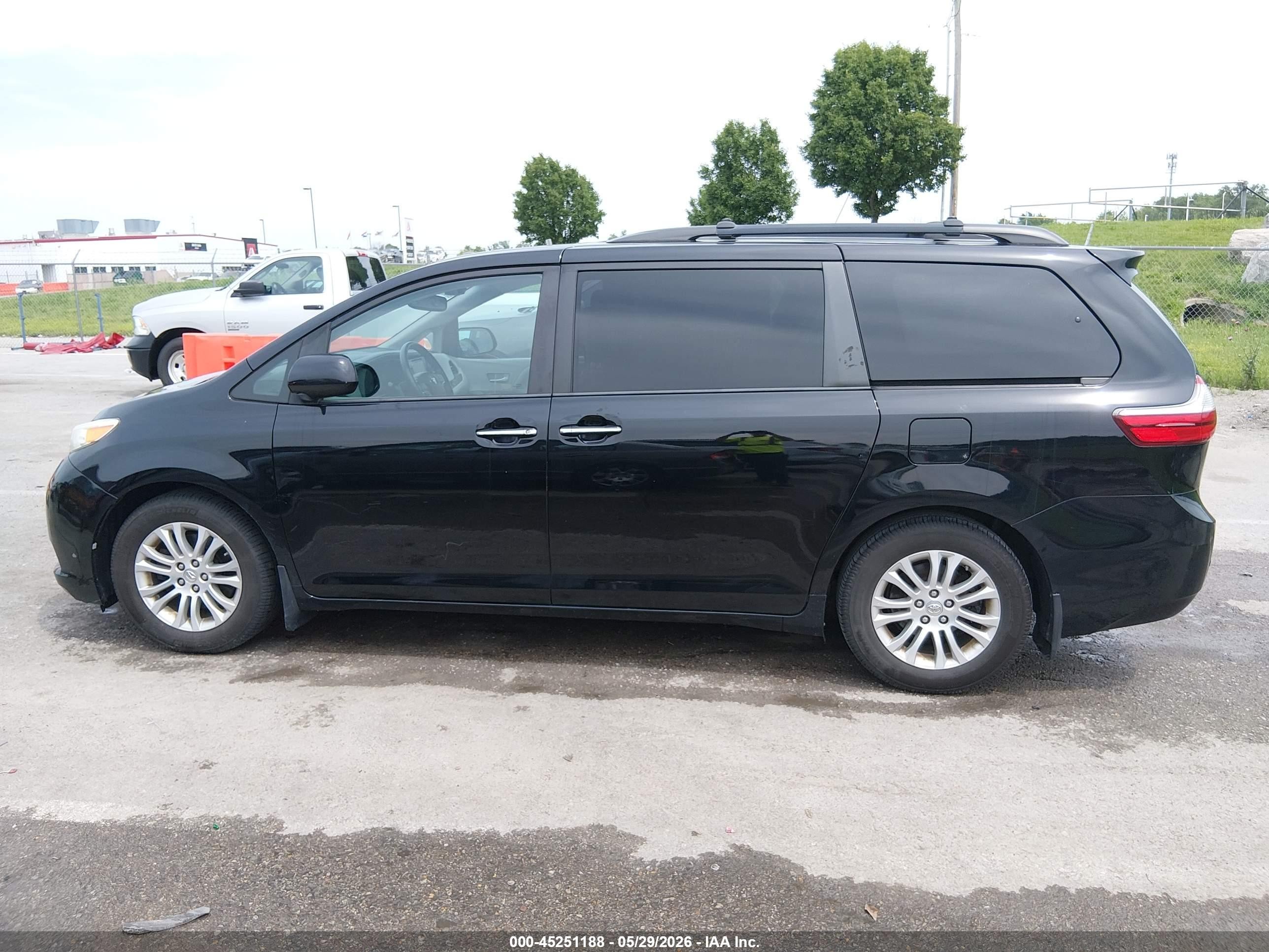 2015 Toyota Sienna Xle 7 Passenger Black vin: 5TDYK3DC0FS652836