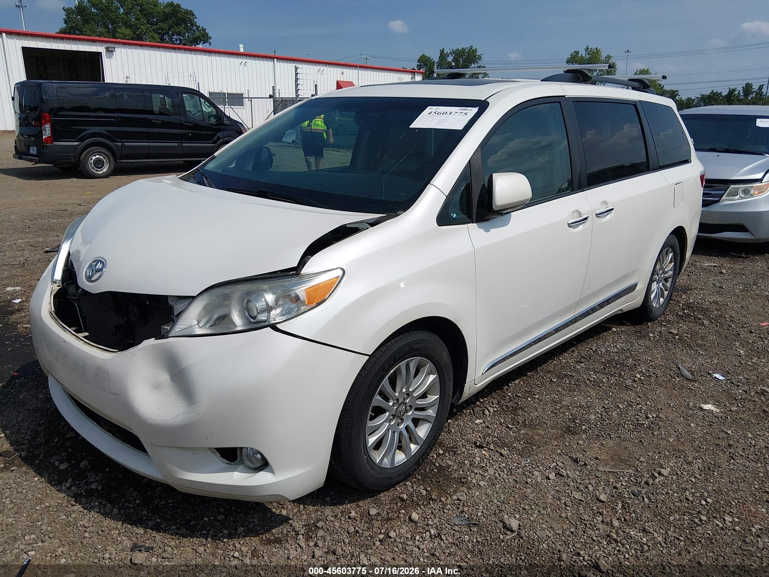 2015 Toyota Sienna Xle Premium 8 Passenger White vin: 5TDYK3DC0FS654764