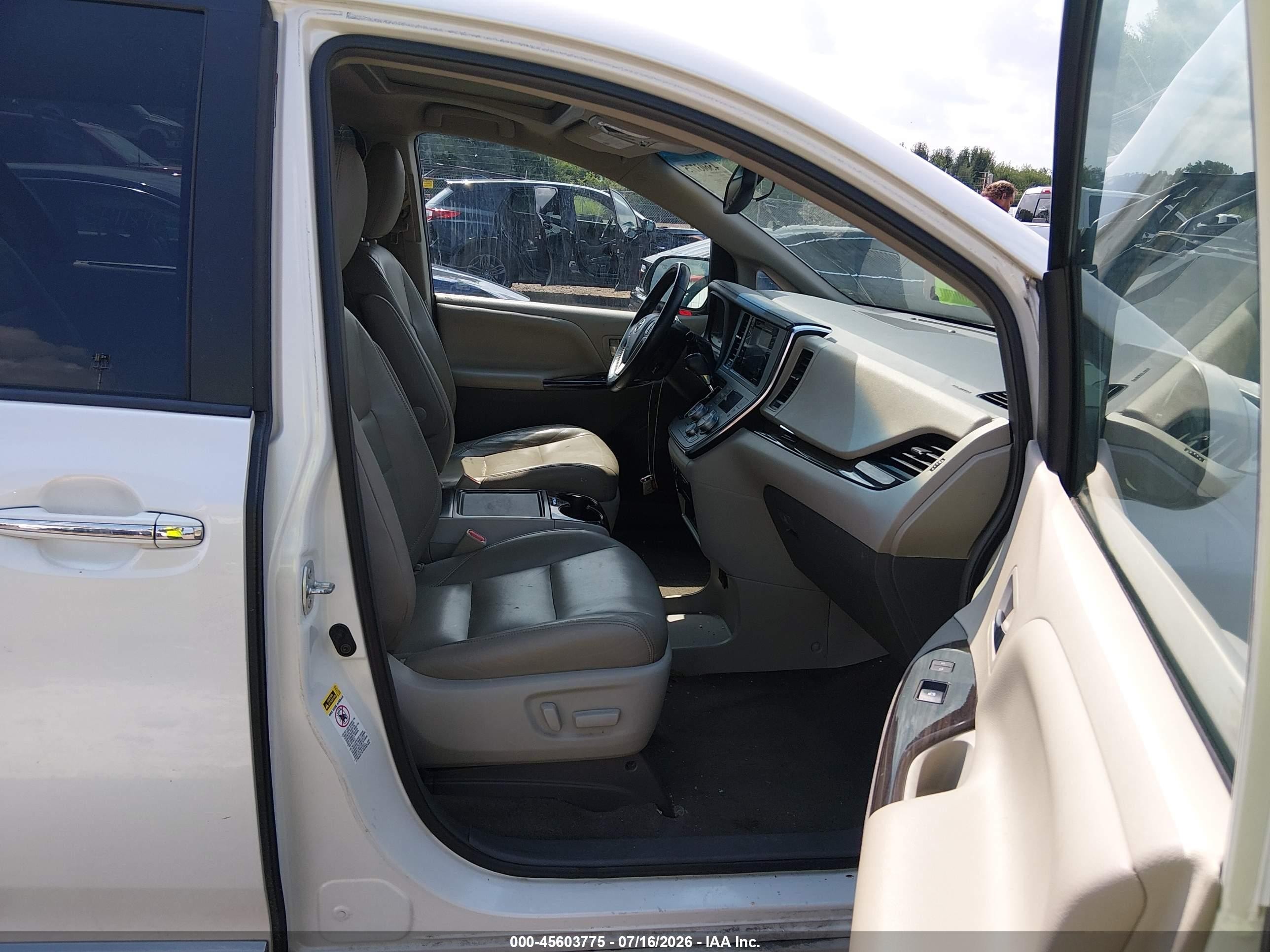 2015 Toyota Sienna Xle Premium 8 Passenger White vin: 5TDYK3DC0FS654764