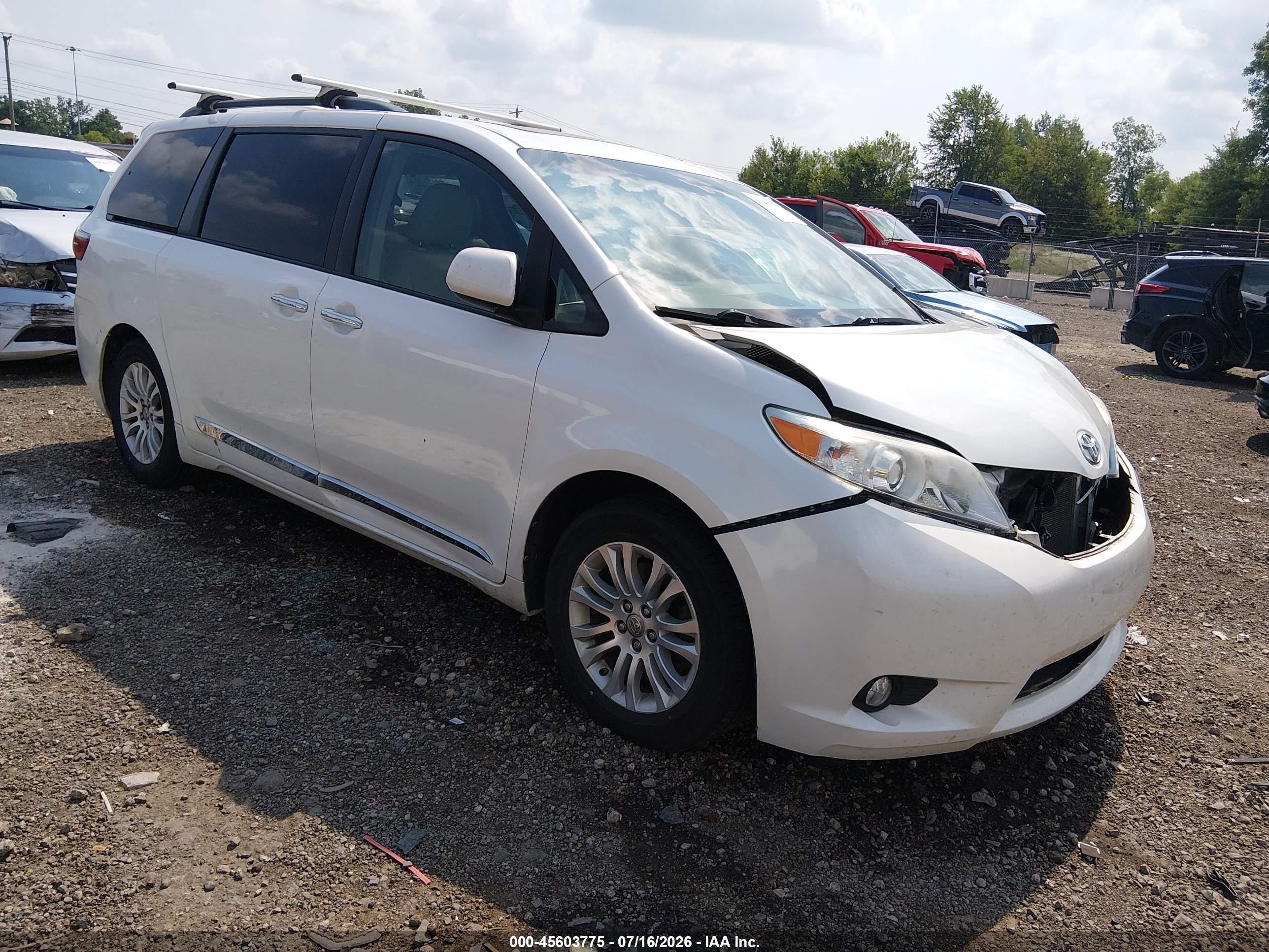 2015 Toyota Sienna Xle Premium 8 Passenger White vin: 5TDYK3DC0FS654764
