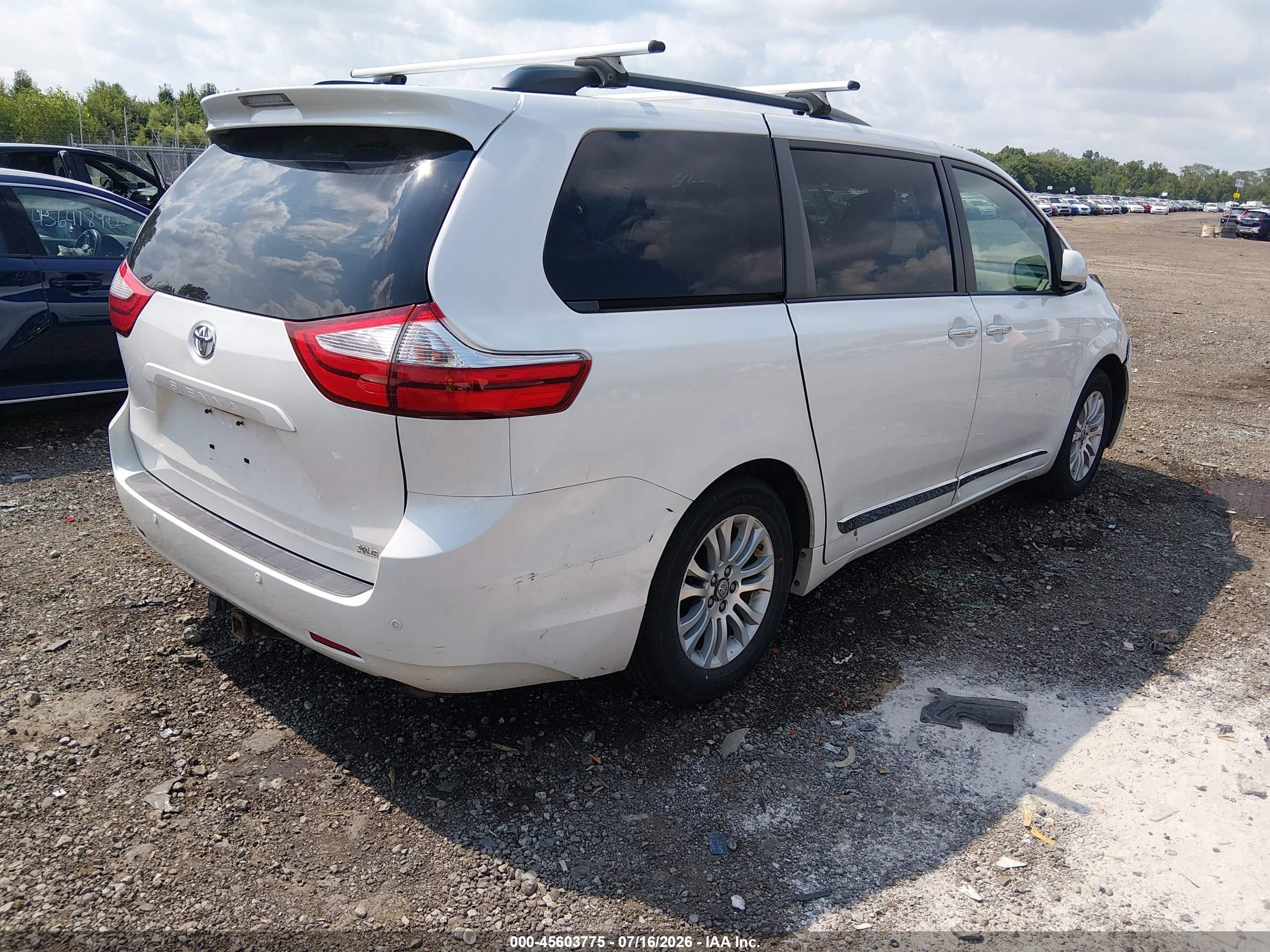 2015 Toyota Sienna Xle Premium 8 Passenger White vin: 5TDYK3DC0FS654764
