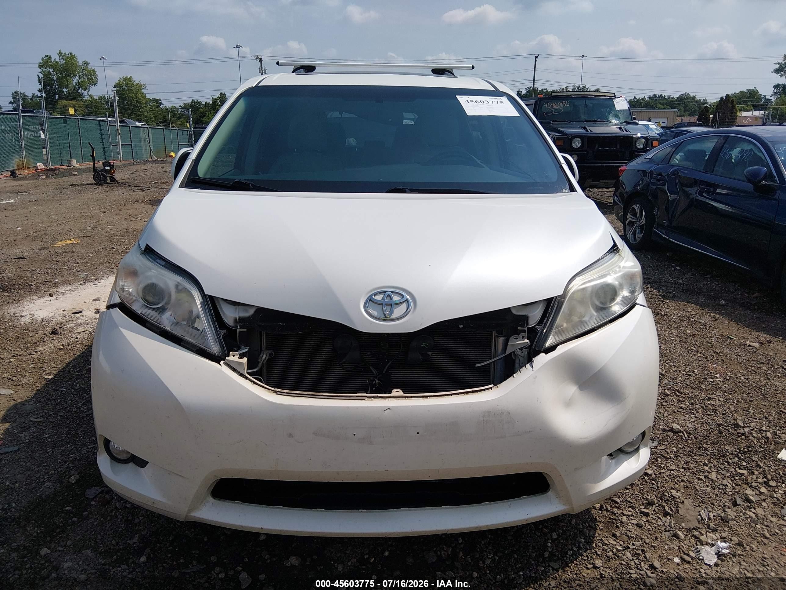 2015 Toyota Sienna Xle Premium 8 Passenger White vin: 5TDYK3DC0FS654764