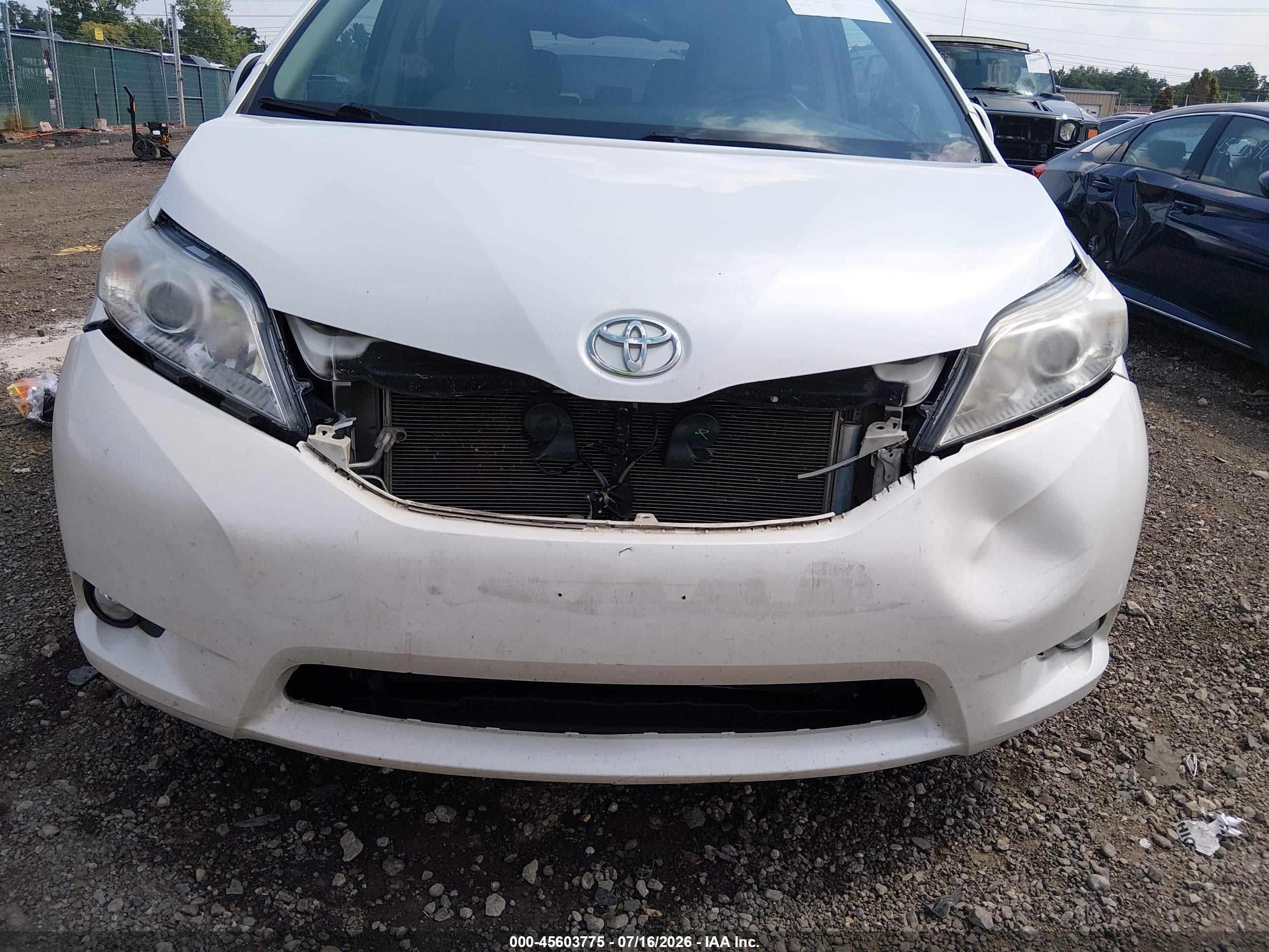 2015 Toyota Sienna Xle Premium 8 Passenger White vin: 5TDYK3DC0FS654764