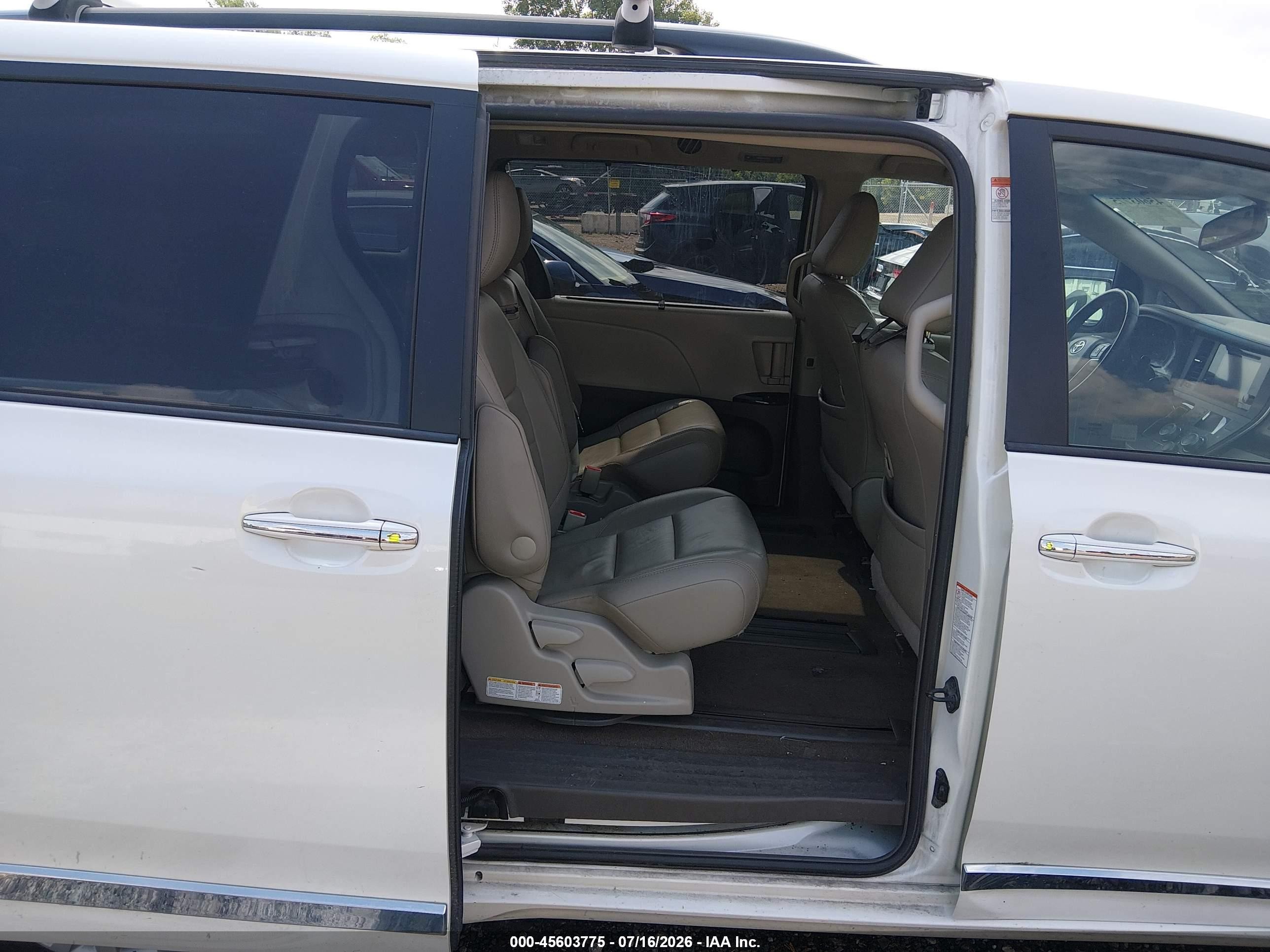 2015 Toyota Sienna Xle Premium 8 Passenger White vin: 5TDYK3DC0FS654764