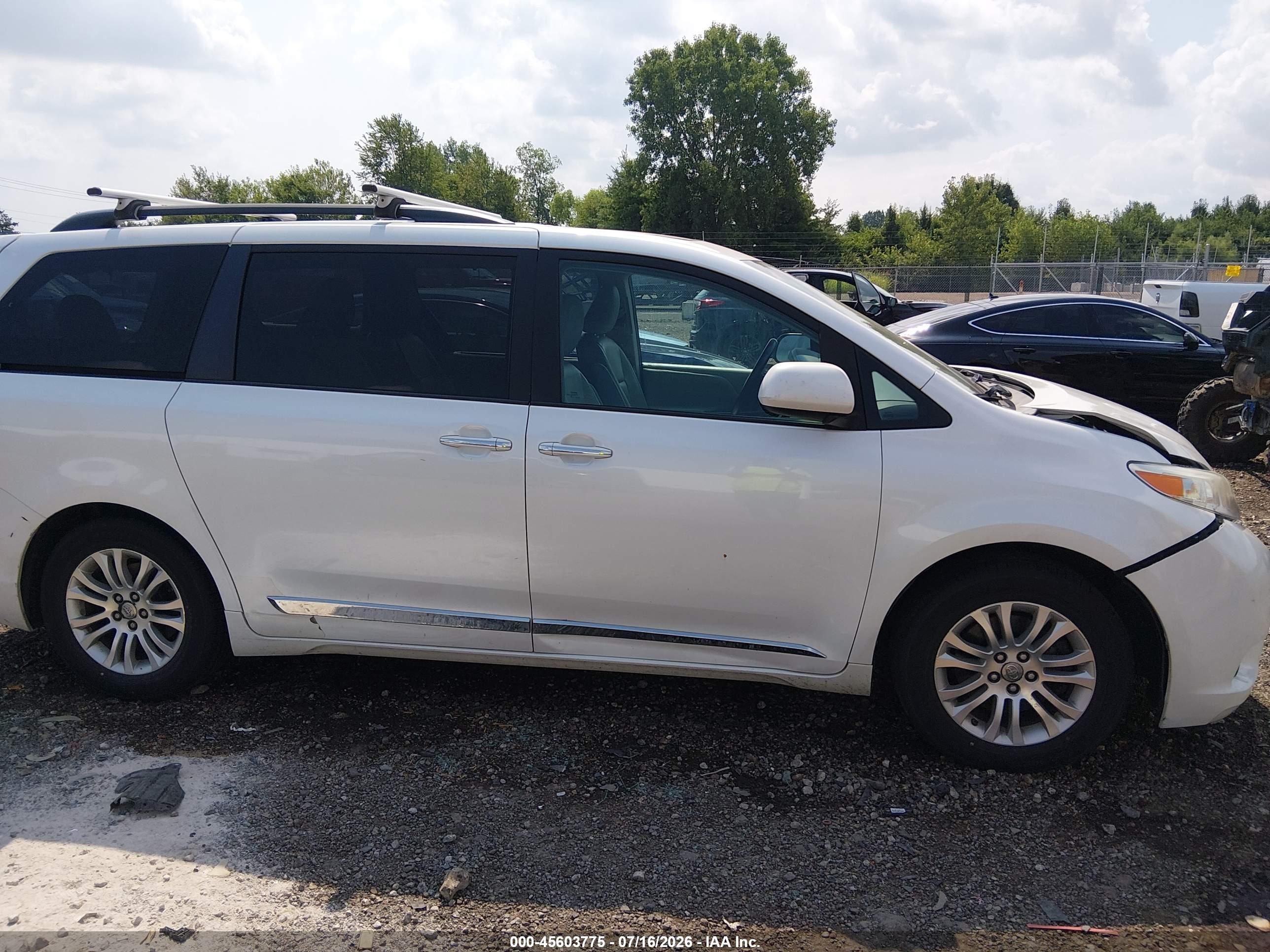 2015 Toyota Sienna Xle Premium 8 Passenger White vin: 5TDYK3DC0FS654764