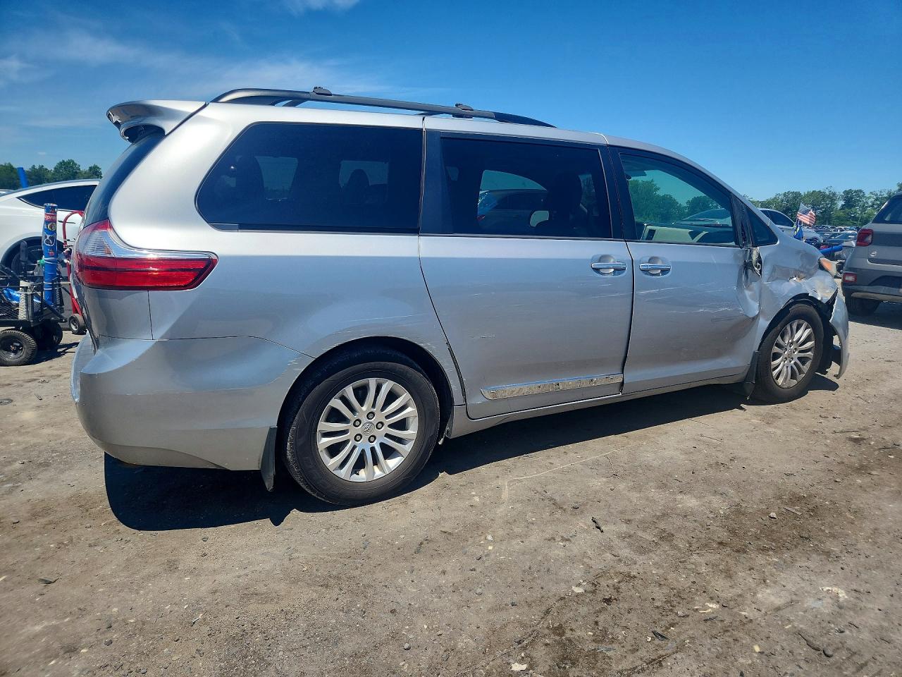 2015 Toyota Sienna Xle 8-passenger Silver vin: 5TDYK3DC0FS672147