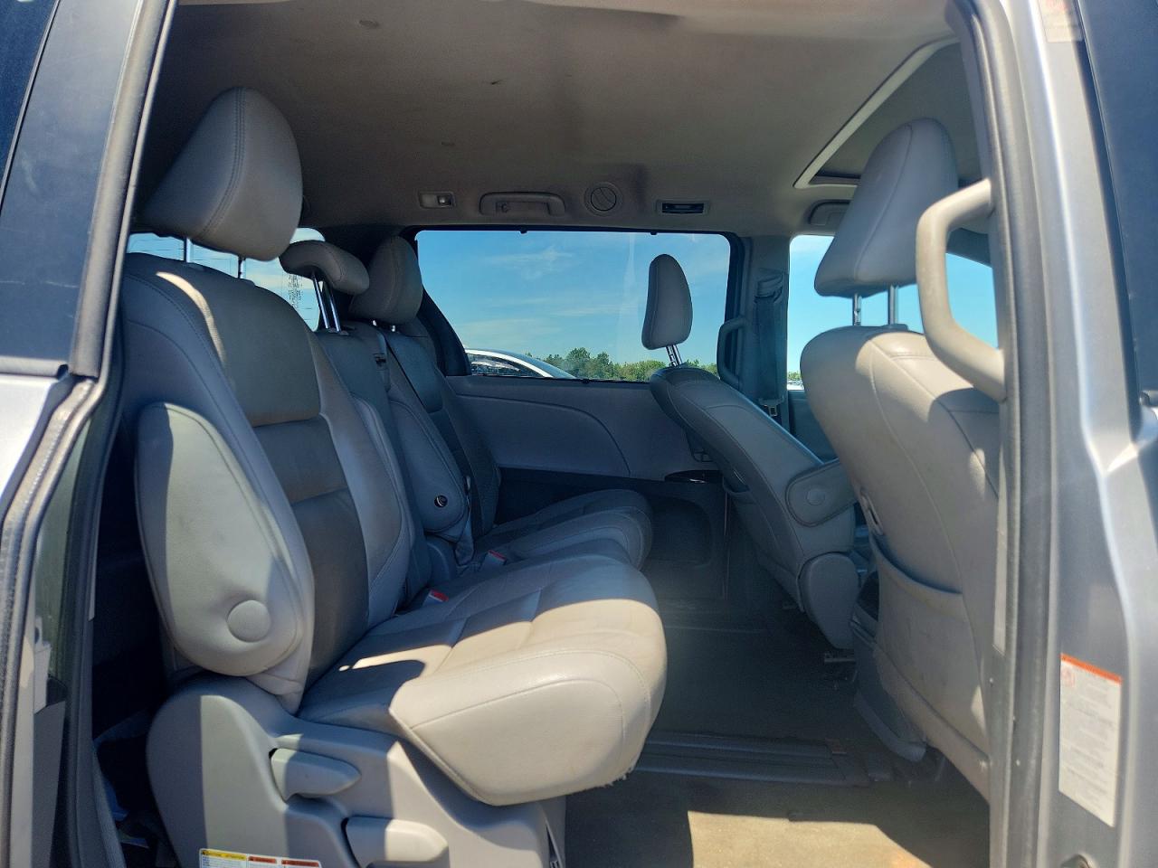 2015 Toyota Sienna Xle 8-passenger Silver vin: 5TDYK3DC0FS672147