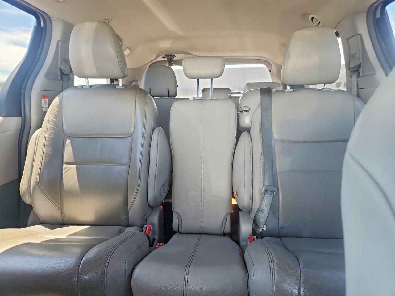 2015 Toyota Sienna Xle 8-passenger Silver vin: 5TDYK3DC0FS672147