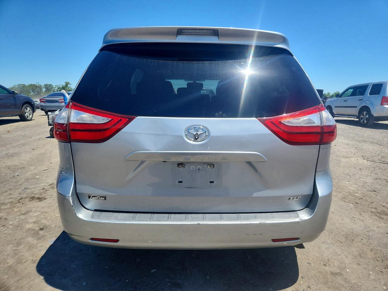 2015 Toyota Sienna Xle 8-passenger Silver vin: 5TDYK3DC0FS672147