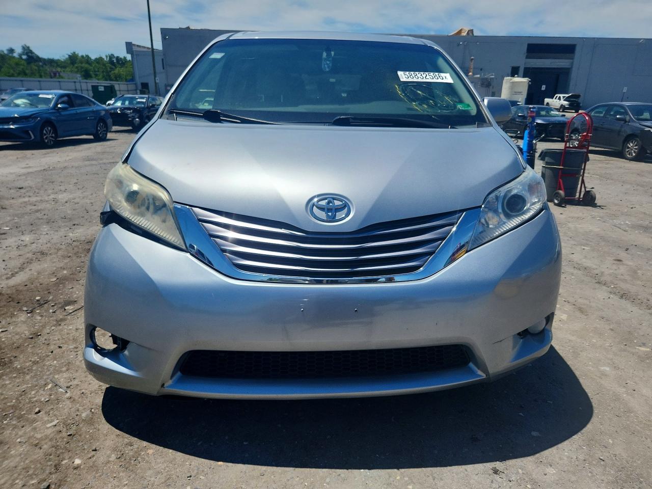 2015 Toyota Sienna Xle 8-passenger Silver vin: 5TDYK3DC0FS672147