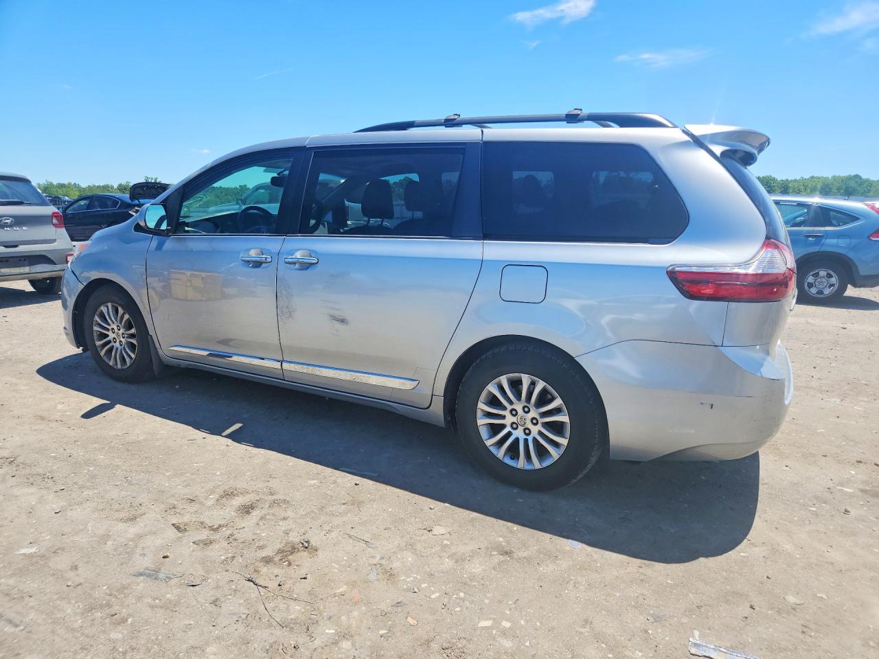 2015 Toyota Sienna Xle 8-passenger Silver vin: 5TDYK3DC0FS672147