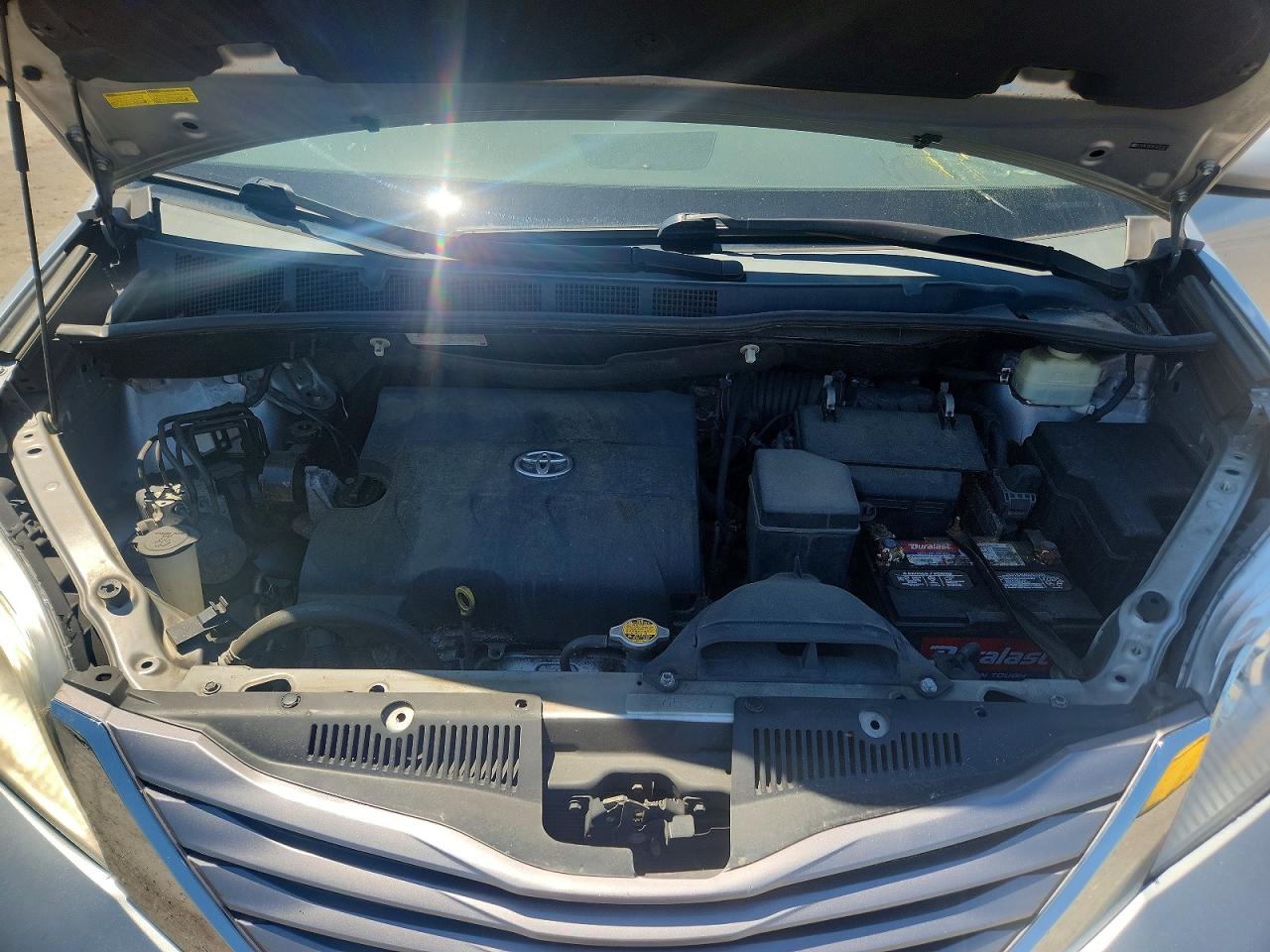 2015 Toyota Sienna Xle 8-passenger Silver vin: 5TDYK3DC0FS672147