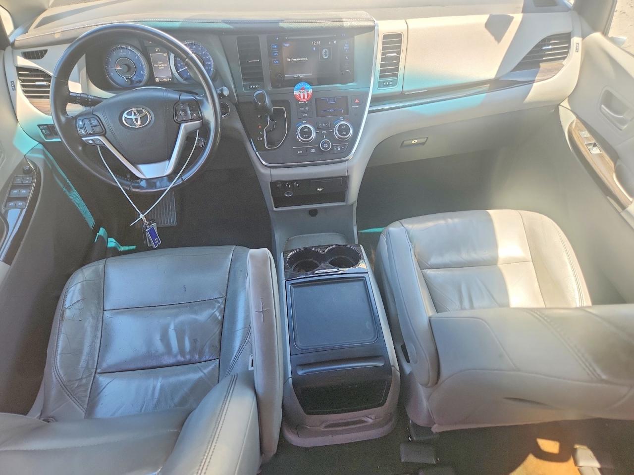 2015 Toyota Sienna Xle 8-passenger Silver vin: 5TDYK3DC0FS672147