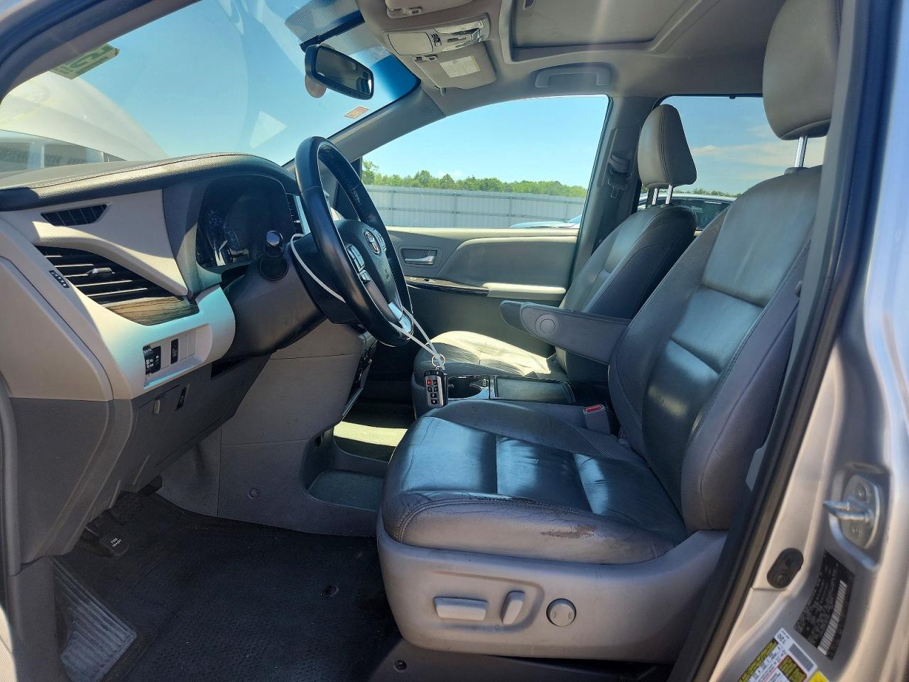 2015 Toyota Sienna Xle 8-passenger Silver vin: 5TDYK3DC0FS672147