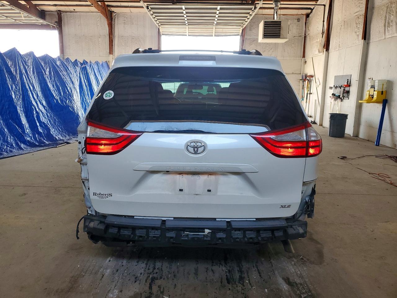 2015 Toyota Sienna Xle 8-passenger White vin: 5TDYK3DC0FS676103